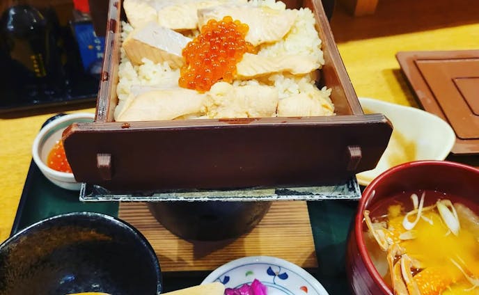 とりあえず仙台にきたら食べようと思ってたはらこ飯♥唐揚げはおつまみ🦃カニの味噌汁までついてめっちゃ豪華🦀