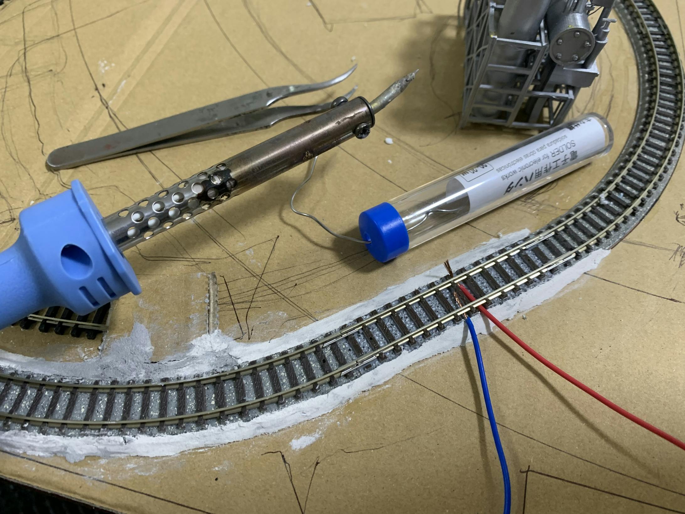 レールに配線をはんだ付けします。 レールに配線をはんだ付けします。