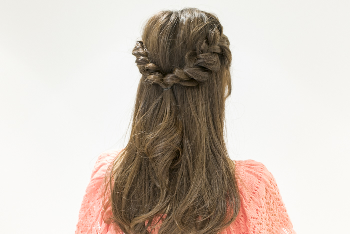 【基礎ヘアアレンジ】基本的な「編み込み」をマスターしたい！ - 写真・狐塚勇介、文・武市彩花