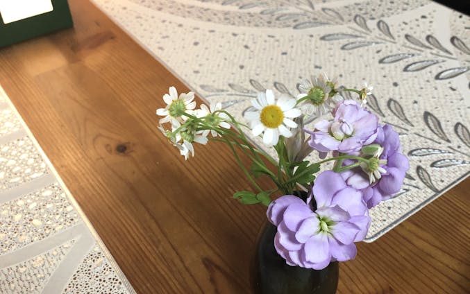 机上の花々