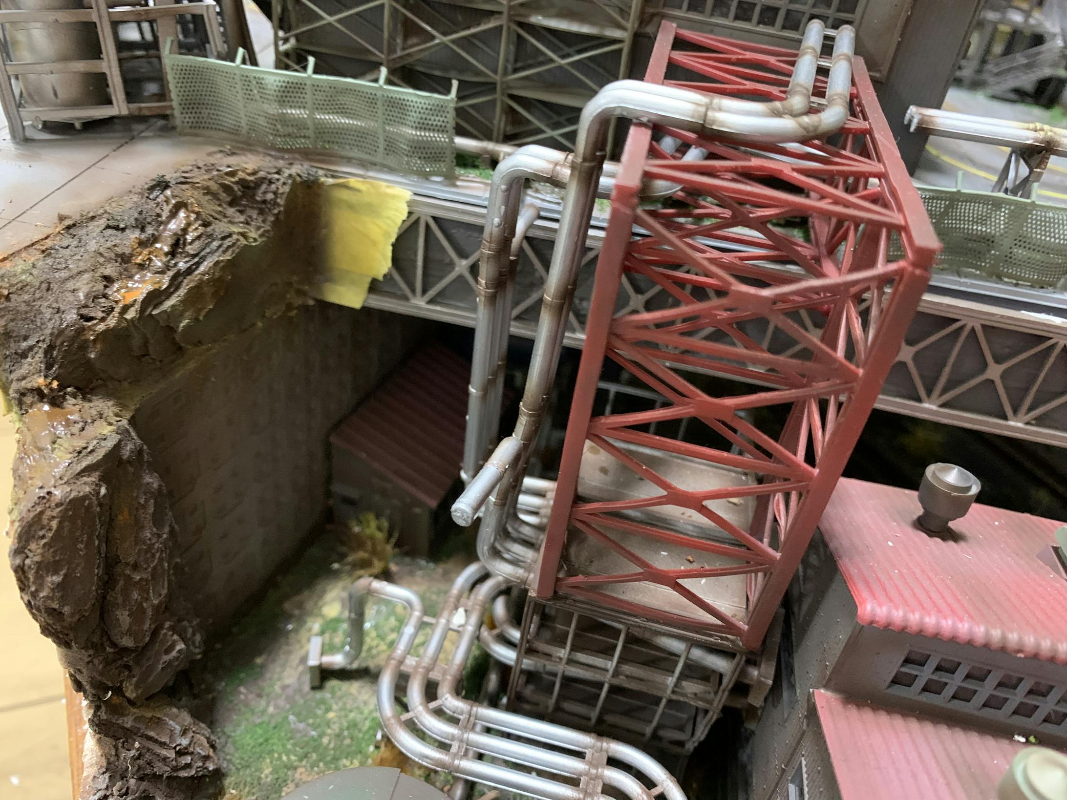 ここの、二階工場及び、1.2階の配管と一階工場の配管を同時に接着しないと、うまく仕上がらないためです。 ここの、二階工場及び、1.2階の配管と一階工場の配管を同時に接着しないと、うまく仕上がらないためです。