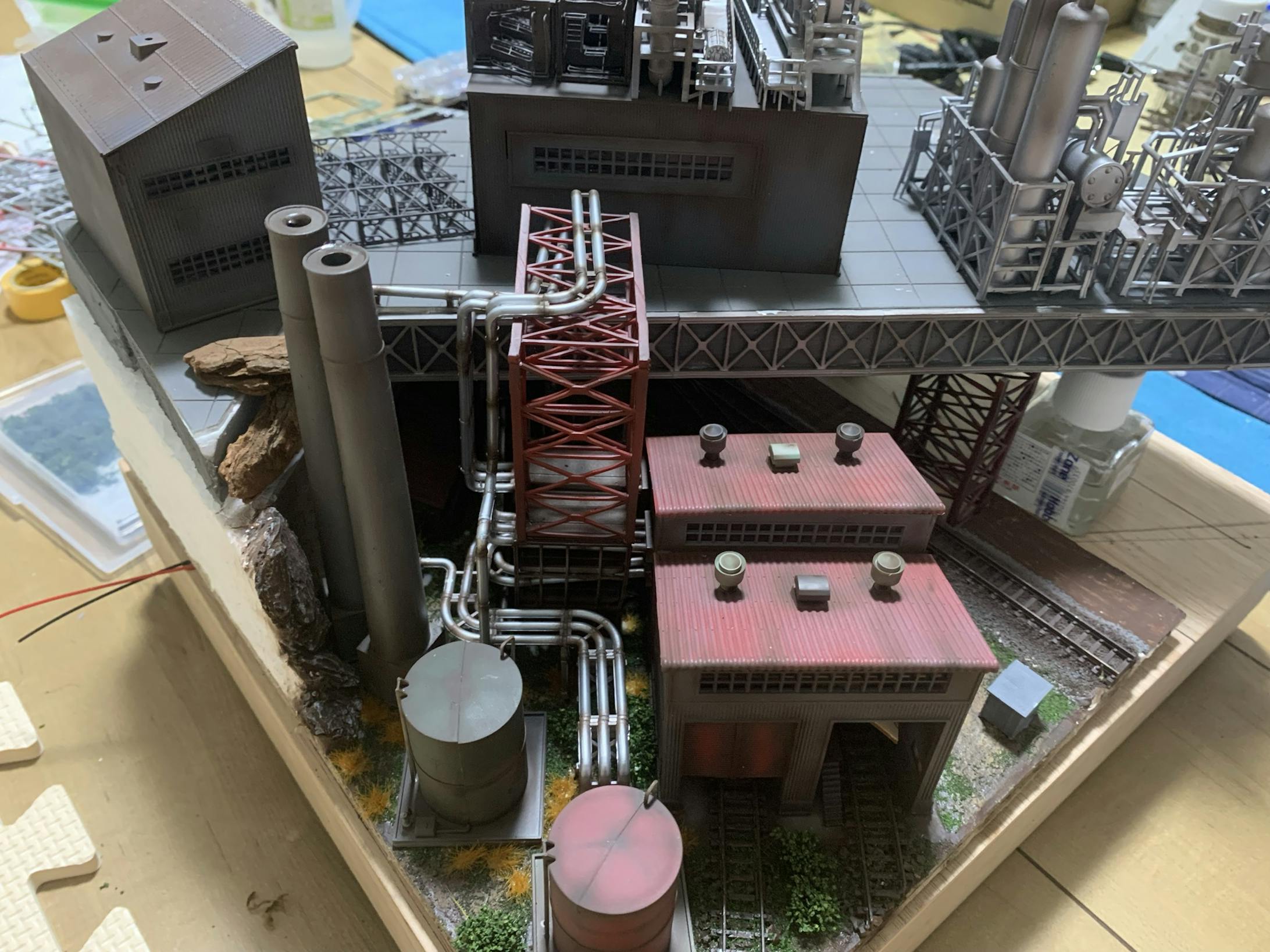 再度仮置きしてイメージを確認します。螺旋階段を設置しようと考えたあたりから思いついたことですが、一階の工場の配管を二階の工場につなげると作品として一体感が出ると思いました。配管だけだと不自然なため、周りをトラス鉄骨で覆いました。自分で納得のいく入り組んだ感じの工場らしさが表現できました。 再度仮置きしてイメージを確認します。螺旋階段を設置しようと考えたあたりから思いついたことですが、一階の工場の配管を二階の工場につなげると作品として一体感が出ると思いました。配管だけだと不自然なため、周りをトラス鉄骨で覆いました。自分で納得のいく入り組んだ感じの工場らしさが表現できました。