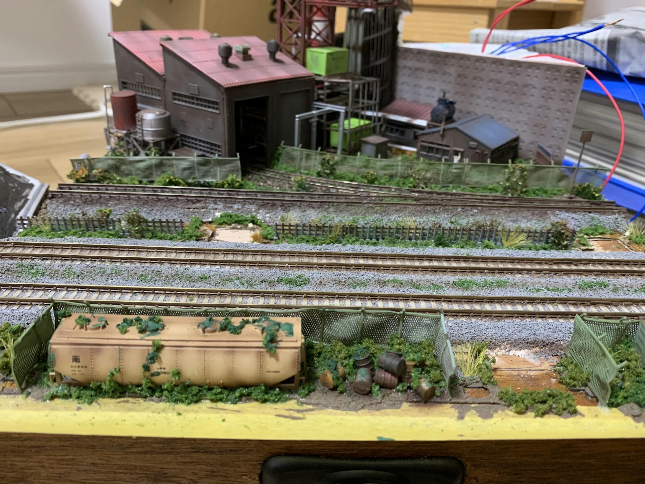 工場周りには、予定通り小型タンク類とフェンス、またコンテナを設置することで、工場っぽい雰囲気を出せました。 工場周りには、予定通り小型タンク類とフェンス、またコンテナを設置することで、工場っぽい雰囲気を出せました。