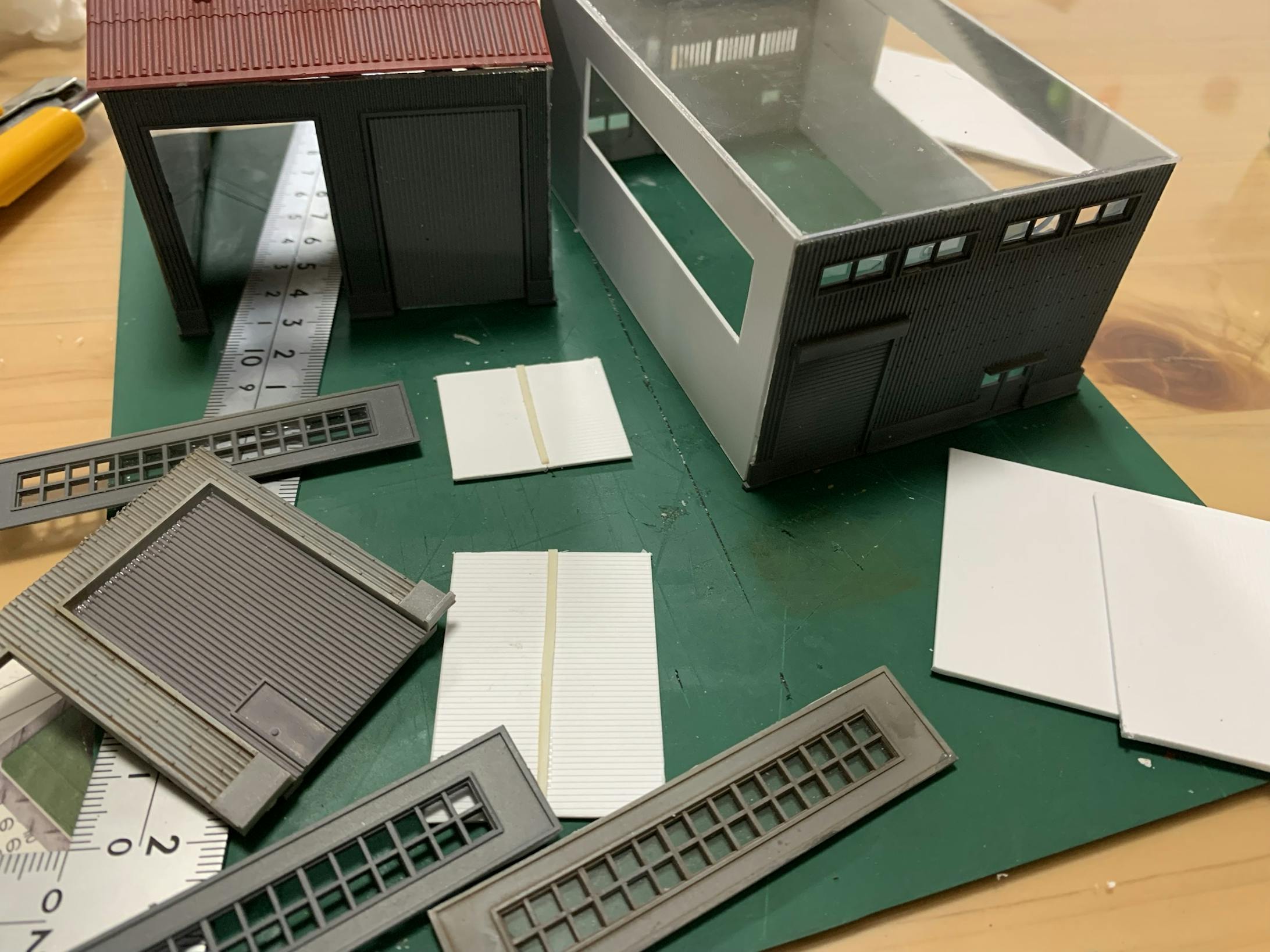 グリーンマックスの3連工場をイメージに合うよう1連と2連に加工しました。また、プラ板でシャッターを作っておきました。また、エバーグリーンの溝入りプラ板で別の工場を大きさを変えて作成しました。グリーンマックスのプラント工場は加工し甲斐があるため重宝しています。 グリーンマックスの3連工場をイメージに合うよう1連と2連に加工しました。また、プラ板でシャッターを作っておきました。また、エバーグリーンの溝入りプラ板で別の工場を大きさを変えて作成しました。グリーンマックスのプラント工場は加工し甲斐があるため重宝しています。