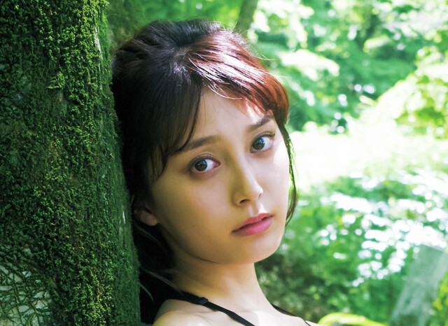 小山璃奈が初表紙デビューから約１年半ぶりの撮り下ろし「『これ以上は腹筋を割らないでね』と忠告されています」 - エンタメ - ニュース