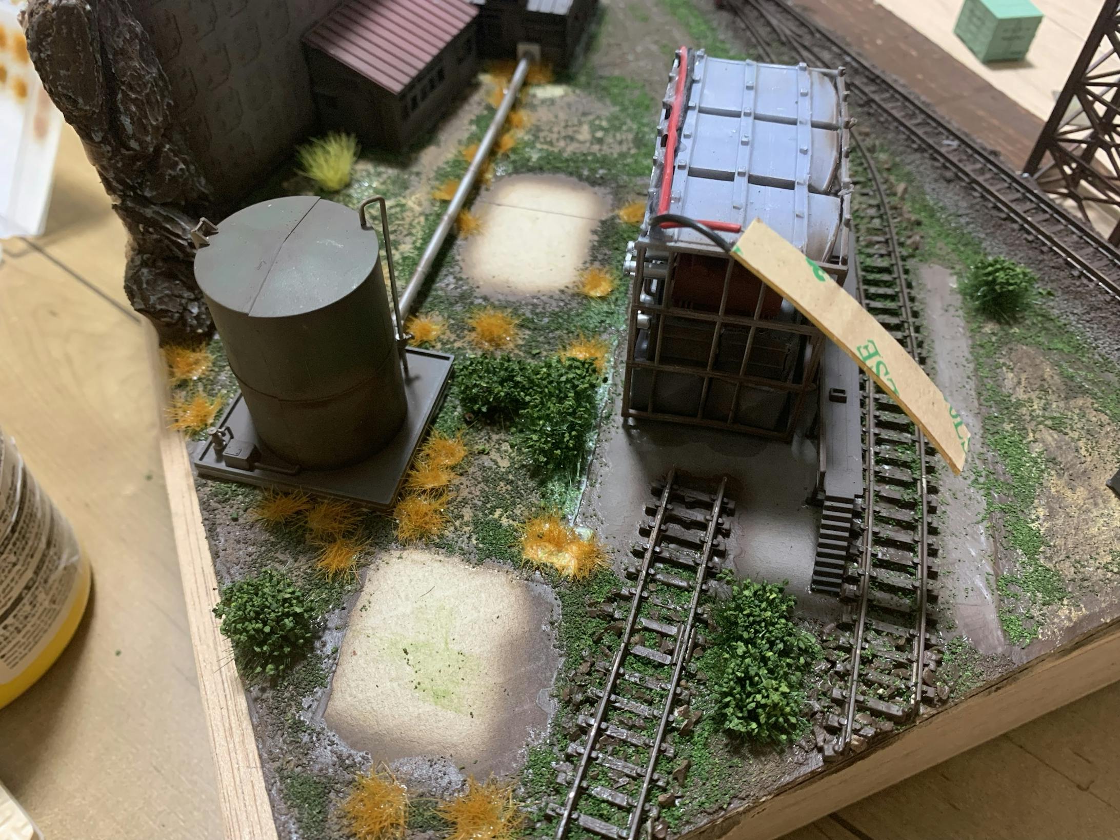 さらに草を追加してみました。フォーリッジだけだと表現が乏しいため、フリマアプリで購入した草を配置していきます。なるべく沢山の種類があれば、リアル感も増します。今回は3種類使いました。