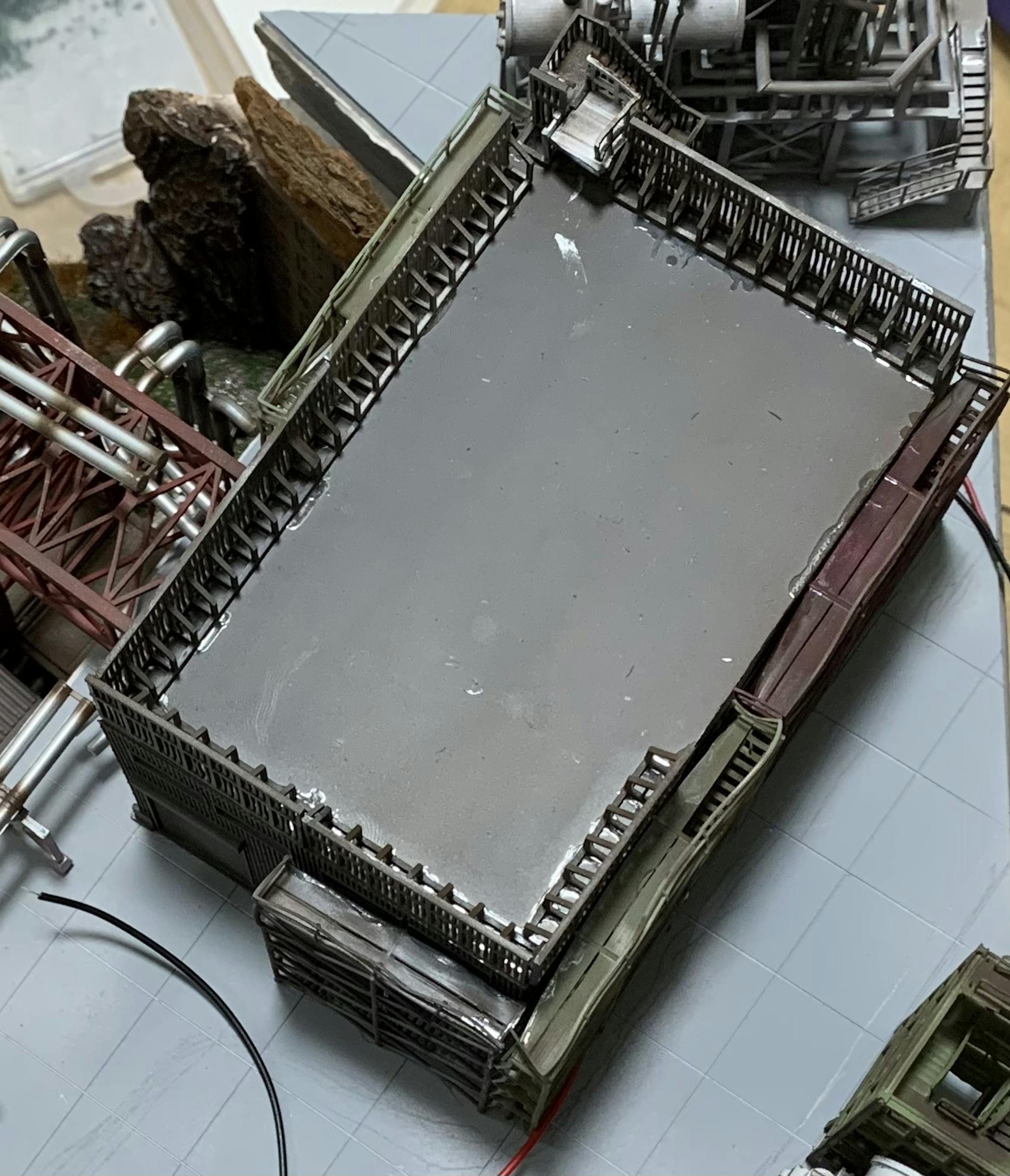 工場建屋の上の検討をおこないました。迫力のある工場を演出したかったので、手持ちの材料で配置を考えました。 工場建屋の上の検討をおこないました。迫力のある工場を演出したかったので、手持ちの材料で配置を考えました。