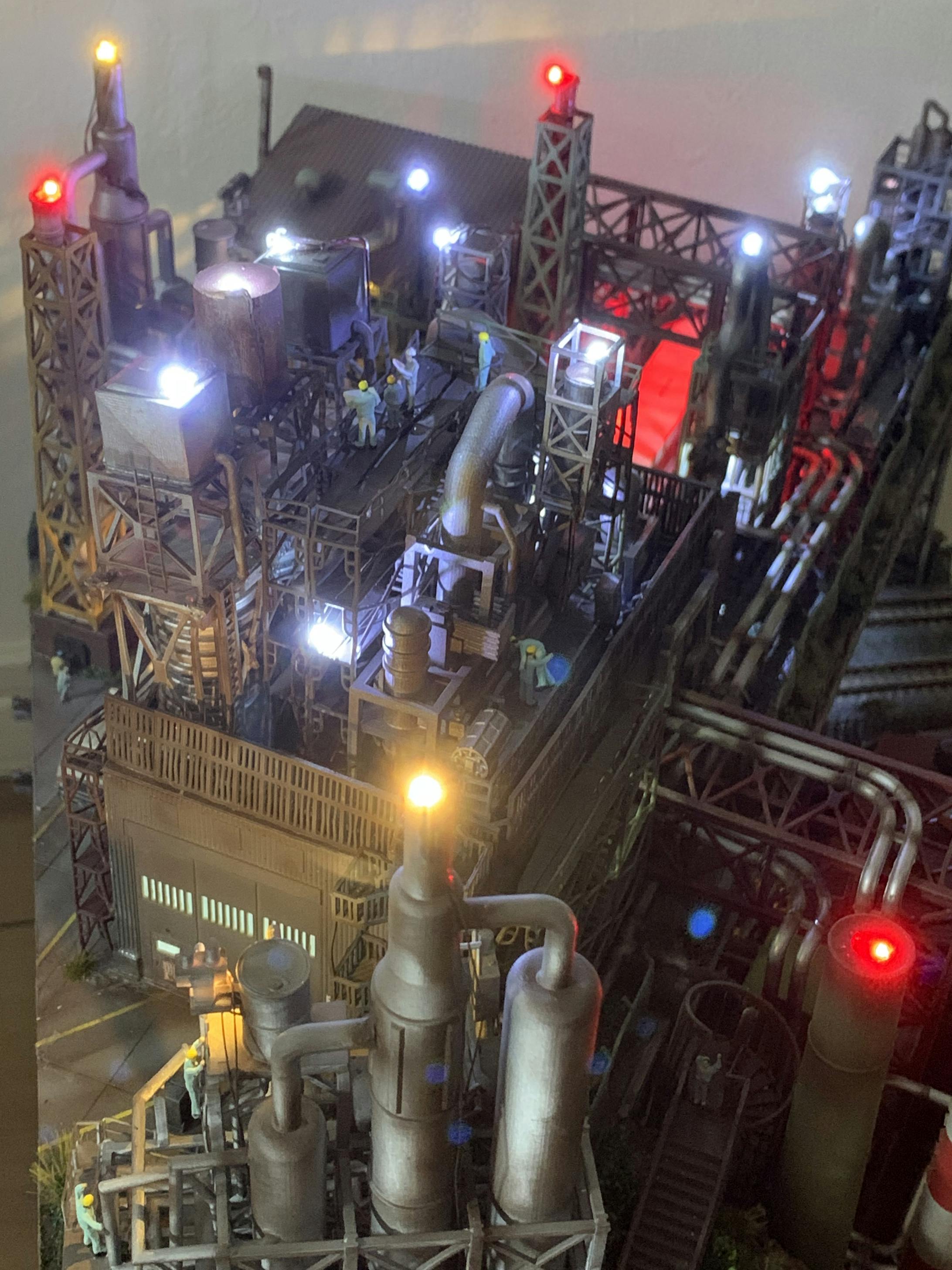 LEDは、色を多用すると散らかってイメージになりそうだったので、白と温白を中心に赤をアクセントにして配置してみました。 LEDは、色を多用すると散らかってイメージになりそうだったので、白と温白を中心に赤をアクセントにして配置してみました。