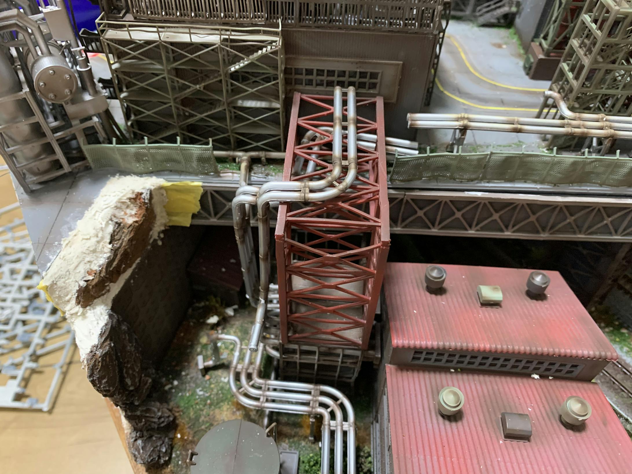 一階配管と二階配管のドッキング最終調整です。配管は下から2本持ってきて、一つは工場へ、もう一つが二階の配管とつながります。やっぱり、なかなかズレていて、工場への配管を切り詰めながら、1.2階配管の歪みを少なくしていく作業をしました。少し削って合わせて確認、また少し削って合わせて確認、この繰り返しで、なんとか(ごまかして)つなげました汗 一階配管と二階配管のドッキング最終調整です。配管は下から2本持ってきて、一つは工場へ、もう一つが二階の配管とつながります。やっぱり、なかなかズレていて、工場への配管を切り詰めながら、1.2階配管の歪みを少なくしていく作業をしました。少し削って合わせて確認、また少し削って合わせて確認、この繰り返しで、なんとか(ごまかして)つなげました汗