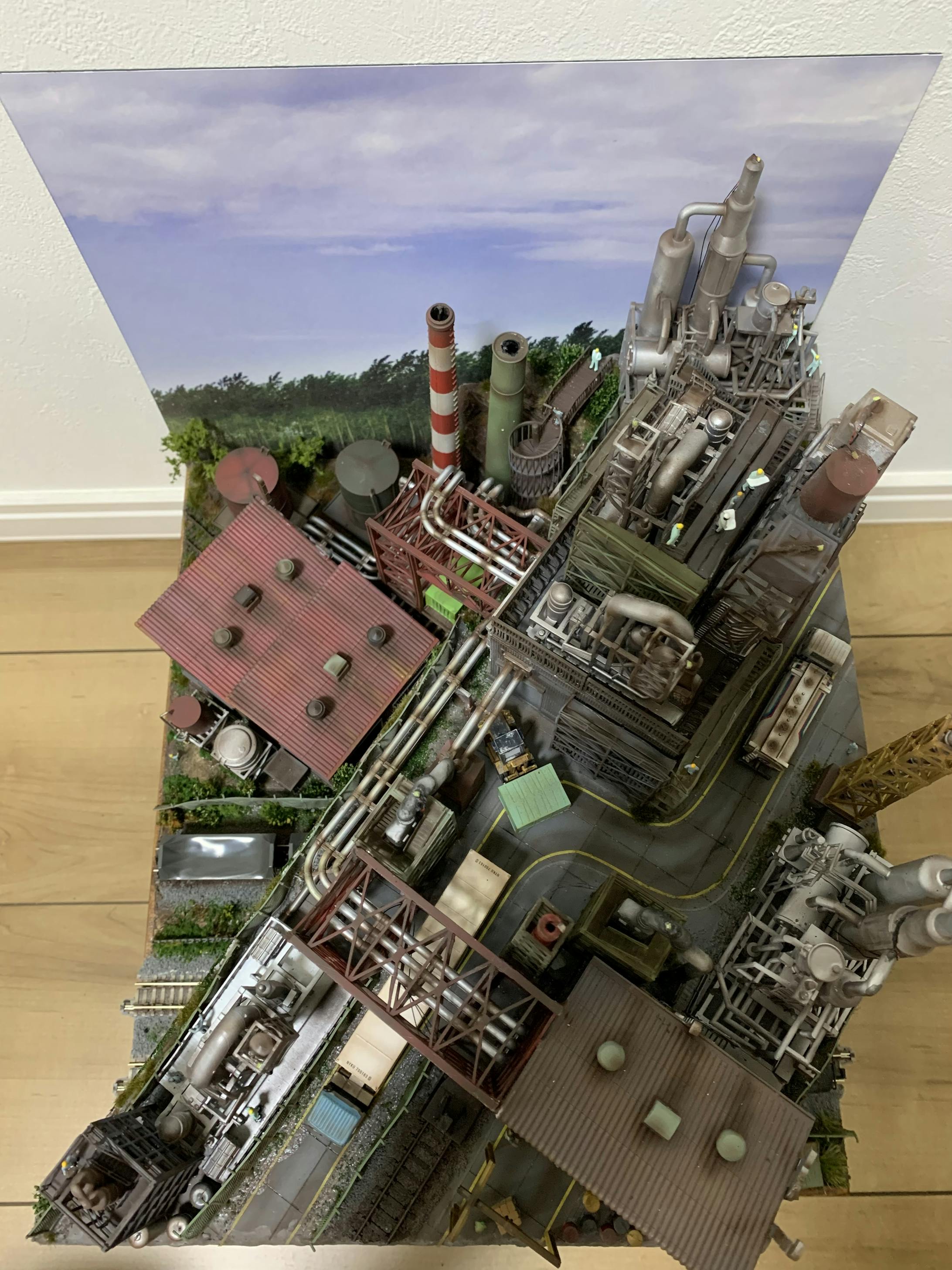 上から見た様子です。トラックの荷物の搬入はなかなか大変ですが、入り組んだ様子を表現したかったので、納得のいく形になりました。 上から見た様子です。トラックの荷物の搬入はなかなか大変ですが、入り組んだ様子を表現したかったので、納得のいく形になりました。