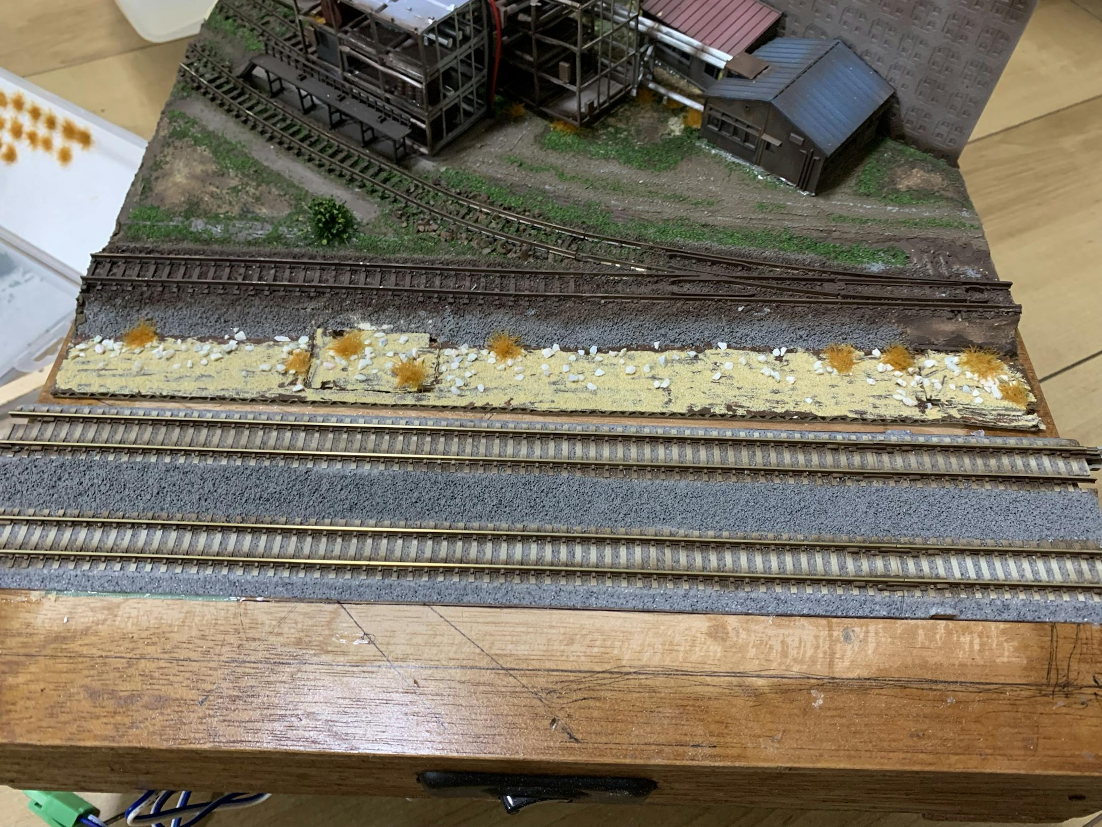 接着完了です。とてもいい感じです。今後、フェンスや、小型タンク等、小物を設置し、大事なポイントである複線の正面スペースを仕上げていきます。次は二階の作業に入ります。 接着完了です。とてもいい感じです。今後、フェンスや、小型タンク等、小物を設置し、大事なポイントである複線の正面スペースを仕上げていきます。次は二階の作業に入ります。
