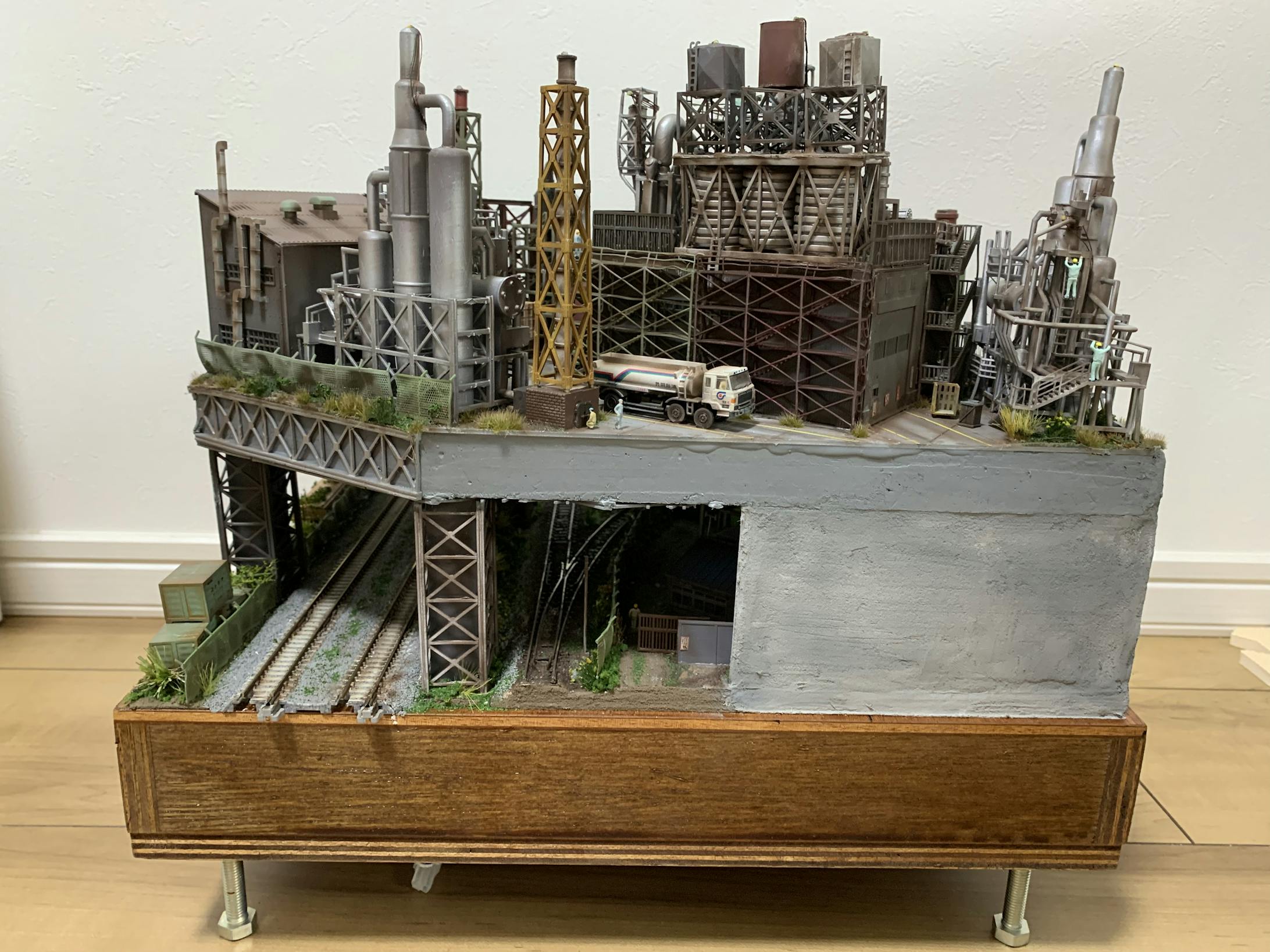 右手から見た様子です。一階は工場従業員用通用門になるように作りました。また資材を車両が運搬します。二階では、三連タンクの存在感が出ていると思います。
