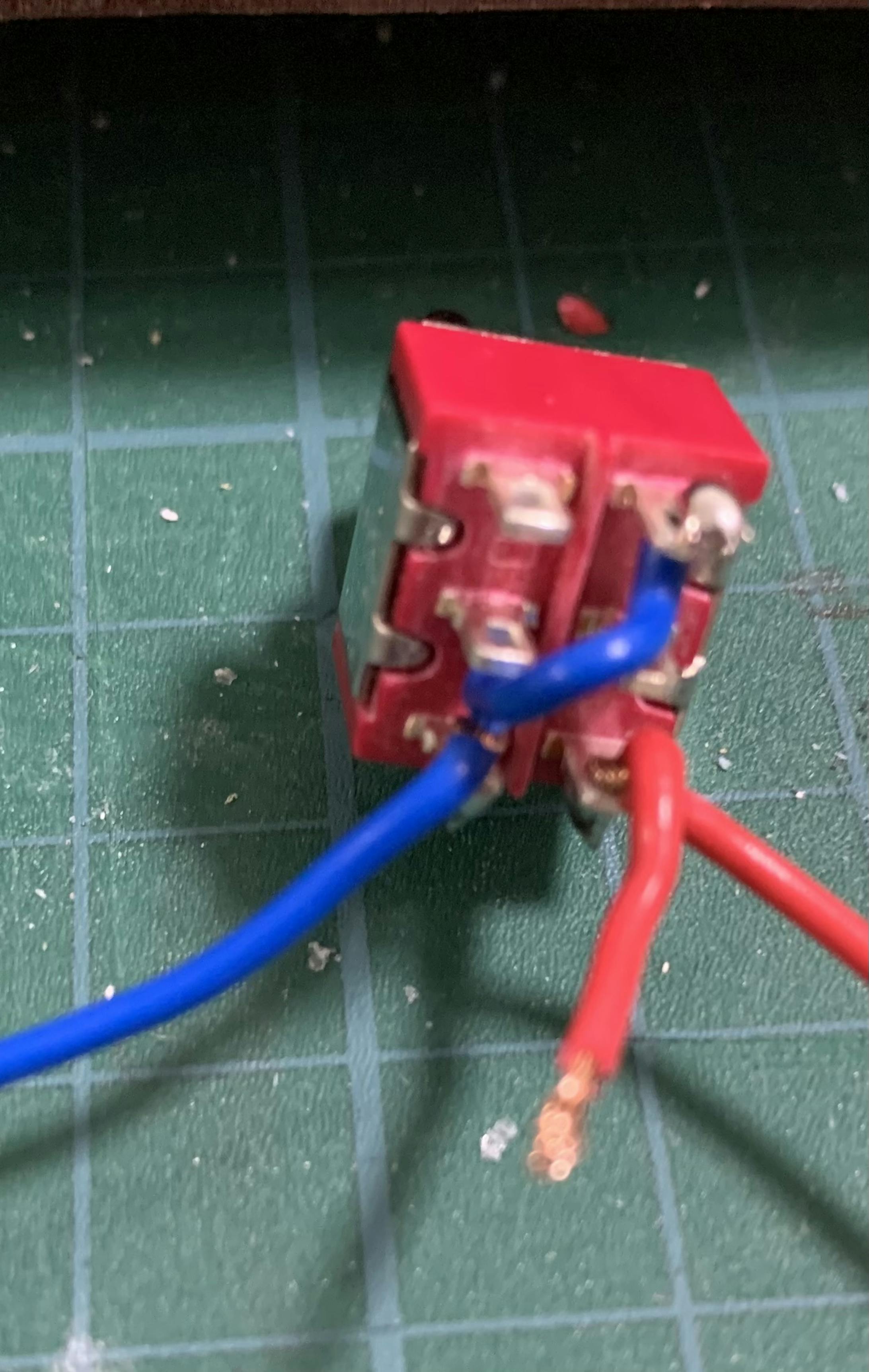 トグルスイッチは、リバース運転をするために必要なので、リバース必要ない場合は、PWM速度モジュール一つで完結します。 トグルスイッチは、リバース運転をするために必要なので、リバース必要ない場合は、PWM速度モジュール一つで完結します。