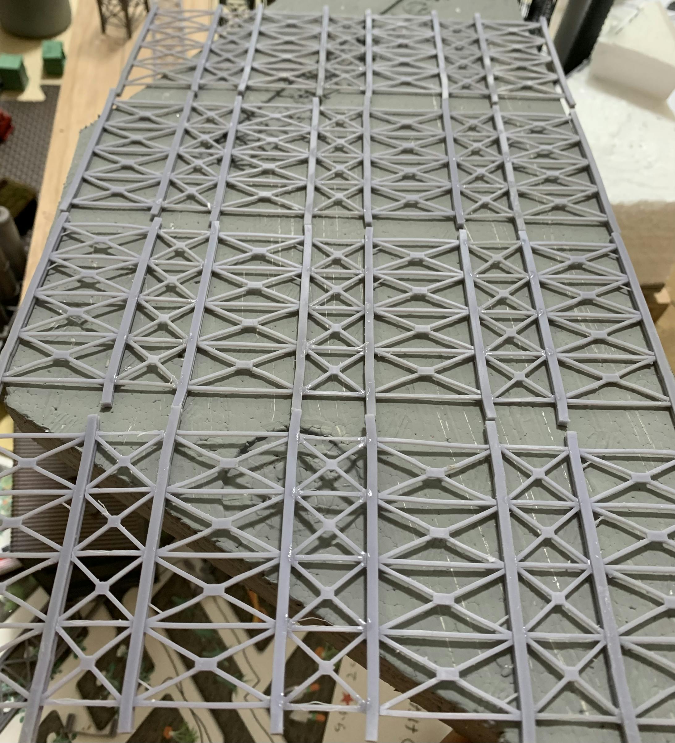 同時並行で、高架の土台も作成します。高架上とベースのバランスを見ながら作成しました。高架下の見えにくい所ですが、何も無いのは寂しいので、下から覗いて、高架らしさが出るように、トラス化してみました。3Dプリンターから出したトラスを加工して接着しました。