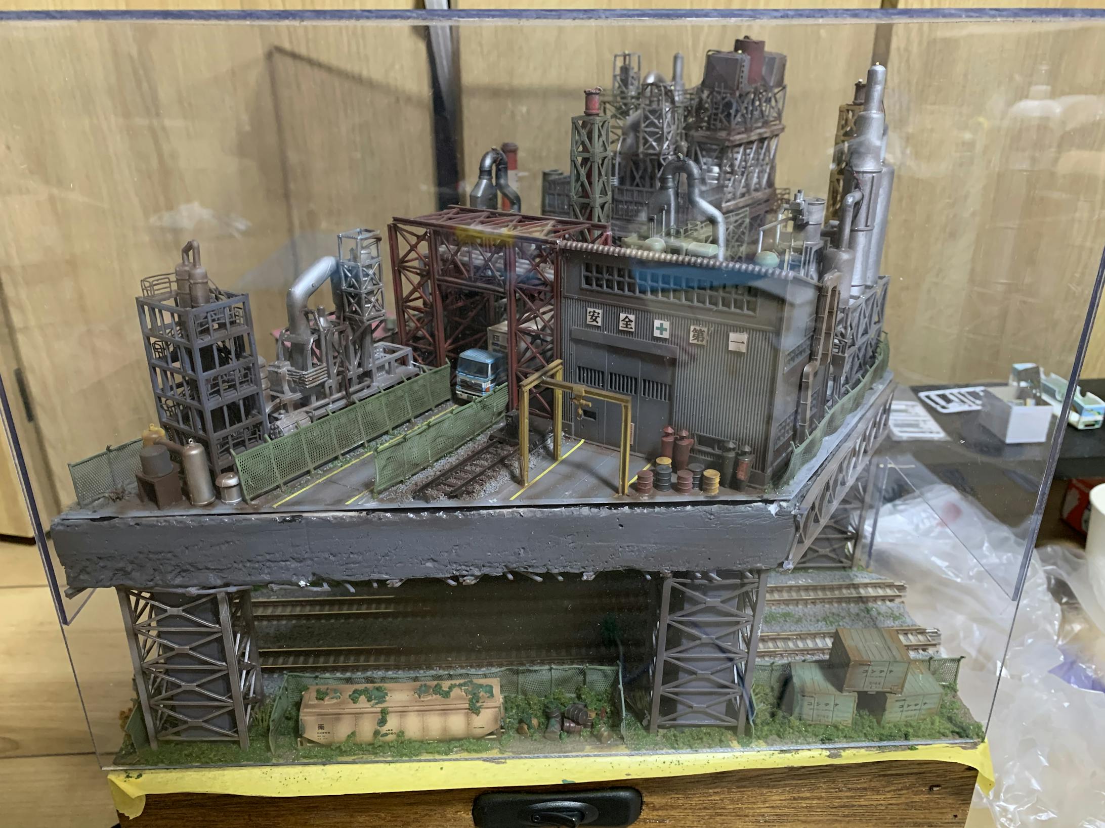 いよいよ工場で蓋をしました。ショーケースを合わせて、しっかり収まるかを最終確認です。あとは、合わせ目を補修していきます。 いよいよ工場で蓋をしました。ショーケースを合わせて、しっかり収まるかを最終確認です。あとは、合わせ目を補修していきます。