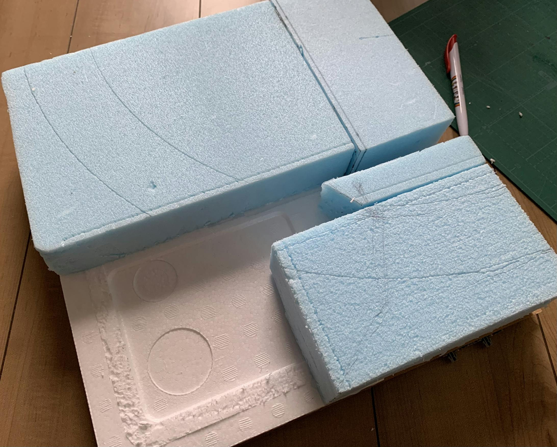 裏面はスチロールやスタイロフォームの端材で材料費の節約をしています。 裏面はスチロールやスタイロフォームの端材で材料費の節約をしています。