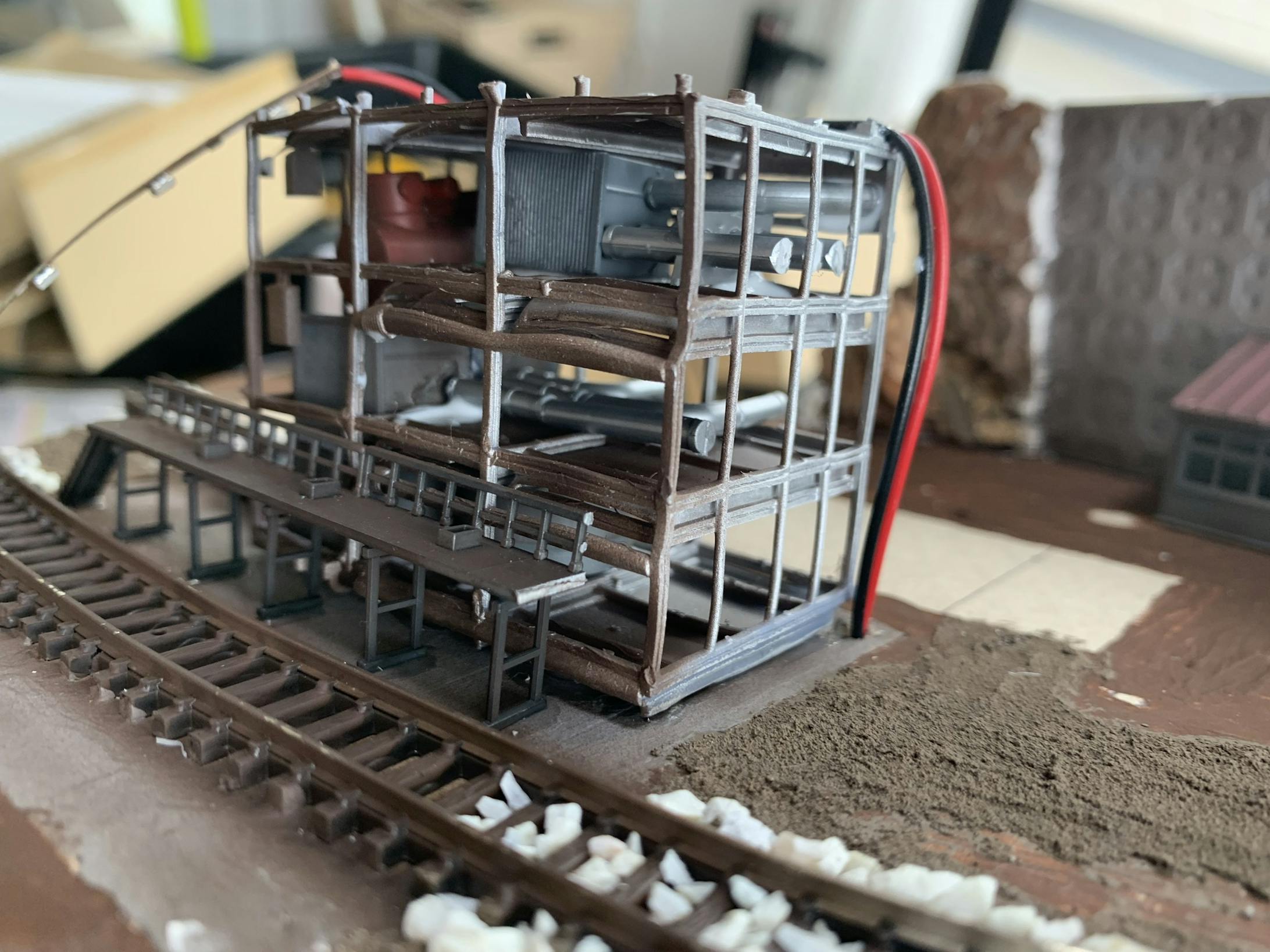 工場の中身です。工場内も見える所なので、工場設備を入れてスカスカにならないようにしました。なんの工場にするかまではイメージしていなかったので、とりあえずドラム缶や配管類でごまかすことにしました。 工場の中身です。工場内も見える所なので、工場設備を入れてスカスカにならないようにしました。なんの工場にするかまではイメージしていなかったので、とりあえずドラム缶や配管類でごまかすことにしました。