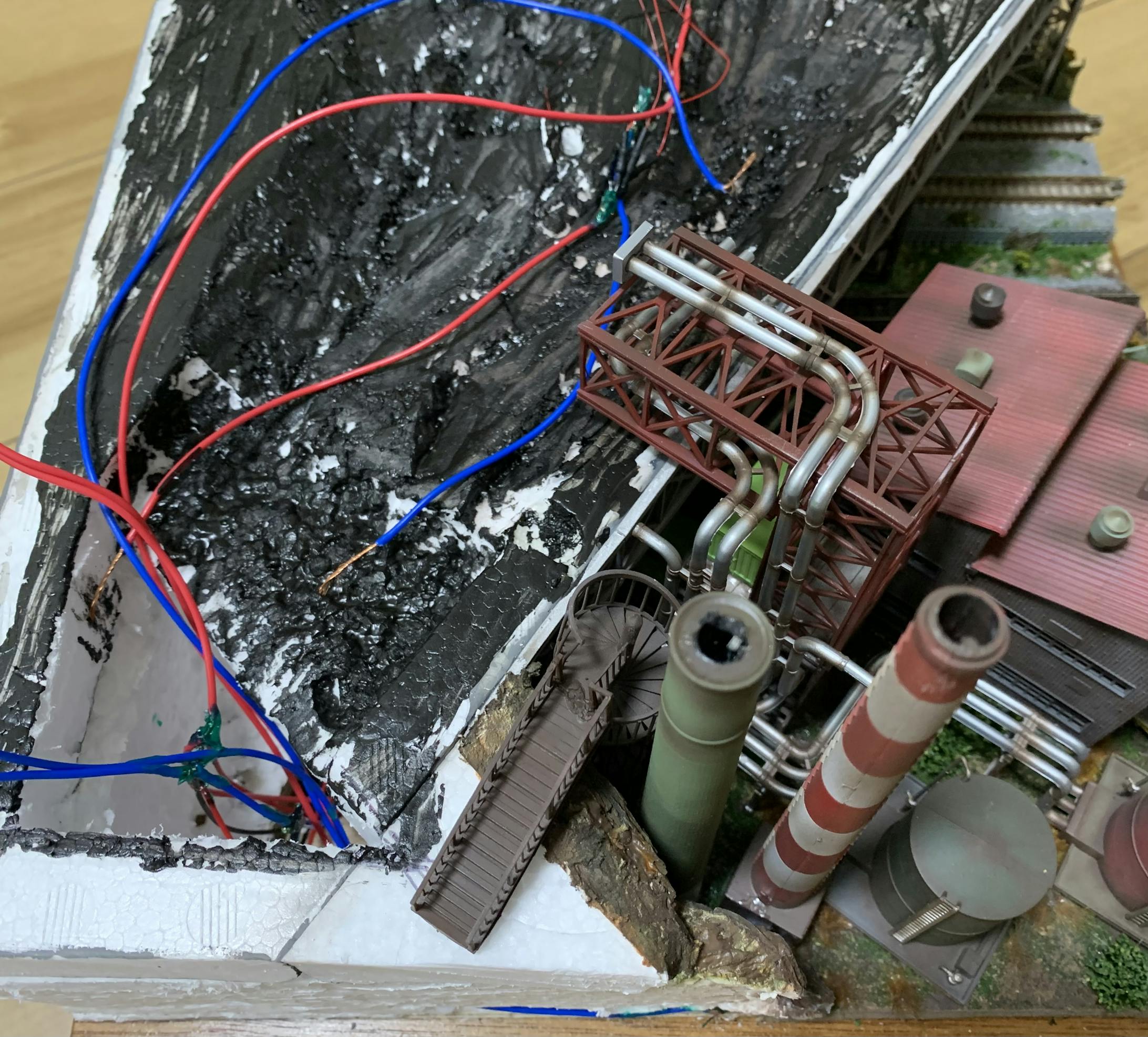 そうすると、こんな感じになります。螺旋階段からの階段に干渉しないようにうまくいきました。 そうすると、こんな感じになります。螺旋階段からの階段に干渉しないようにうまくいきました。