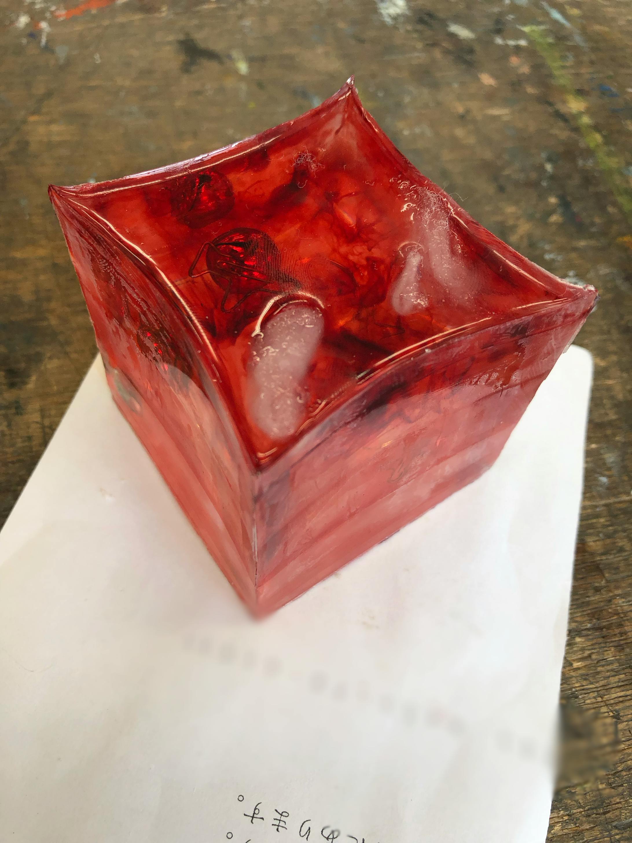 制作途中の写真です。ここから紙やすりなどで削り、完成に近づけていきます。