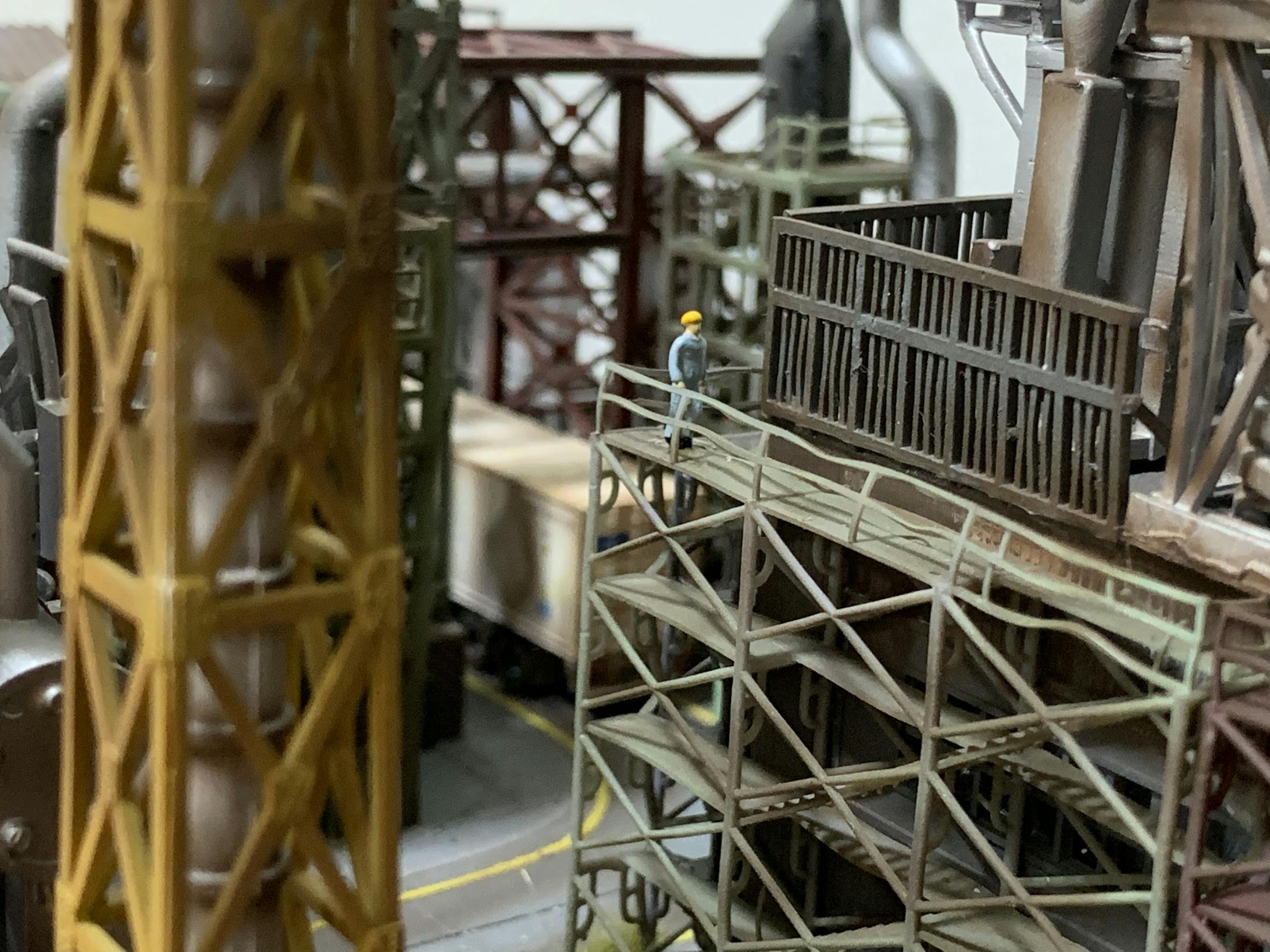 工場建屋周りにある足場には作業員が点検をしています。 工場建屋周りにある足場には作業員が点検をしています。