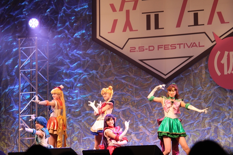 2016年12月14日 10時29分 公開 2.5次元フェス（仮）で「セーラームーン」たちがメイクアップ！　観客とともに「ムーンライト伝説」を熱唱