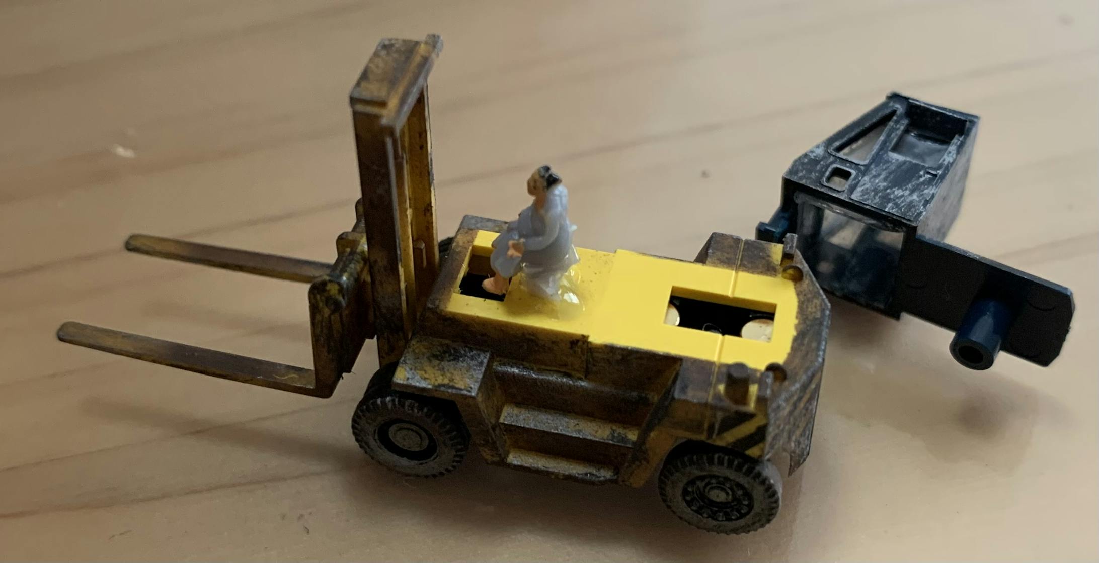 人が操縦していた方が、ジオラマに動きが出ると思い、乗せてみました。 人が操縦していた方が、ジオラマに動きが出ると思い、乗せてみました。