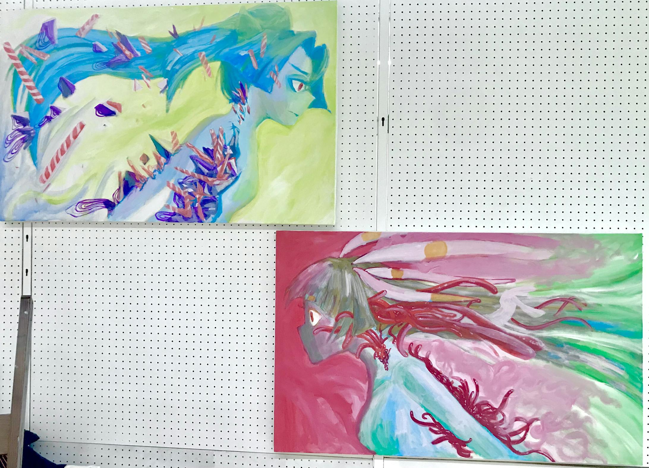 愛憎と無垢をテーマに向かい合いすれ違う女の子のイメージでしたが展示の際教授の指示によって背中を向け合う構図になりました。