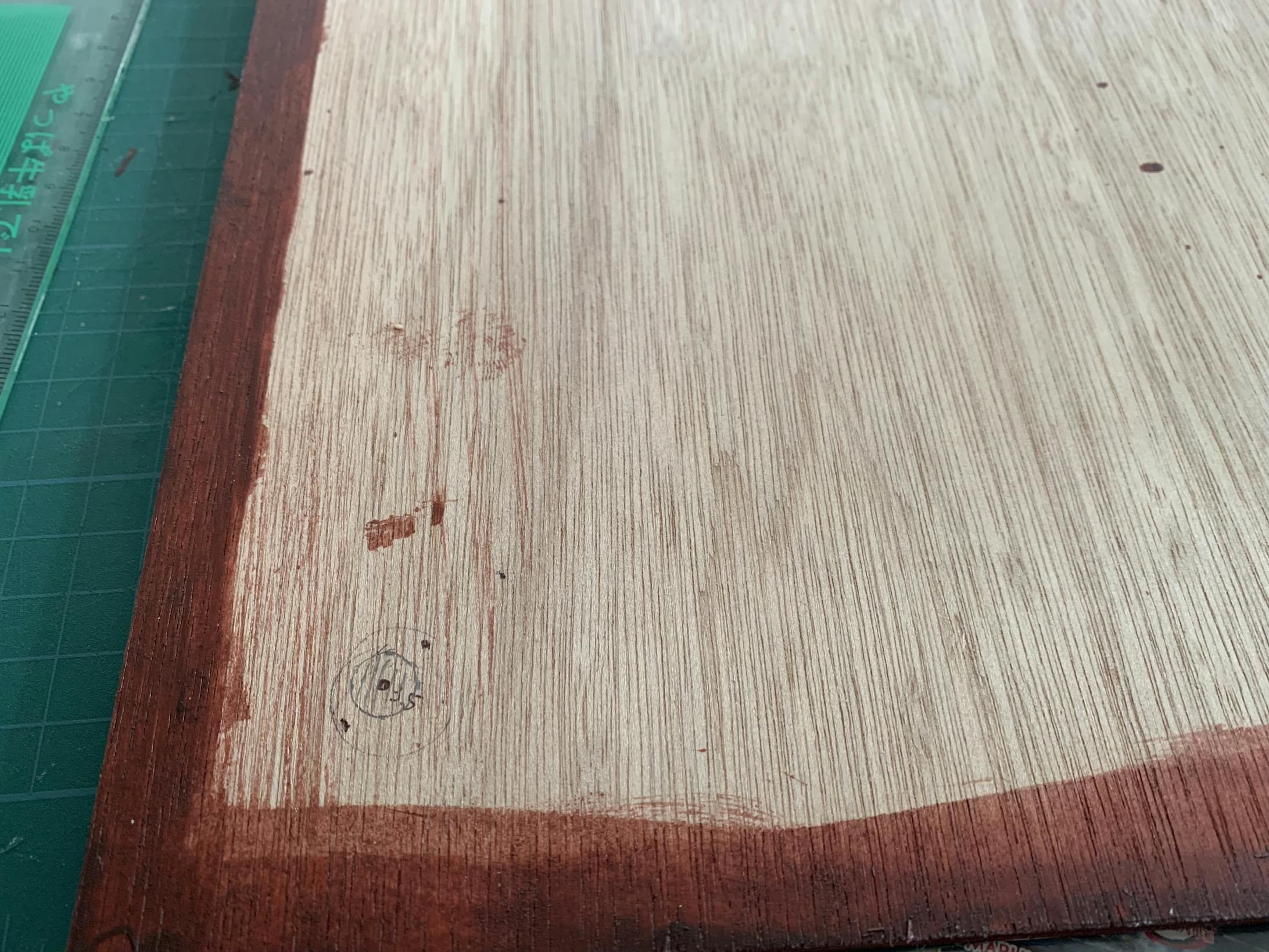 ベニヤなどの素材から切り落とし自作しました。(市販品のモジュールでは、規格レール部分に鉄橋などを追加できないため)また、念のため、ベニヤ板には防腐剤を塗っておきます。渋めの色味なので、このまま使えます。次にアジャスター付きの足を取り付ける位置をマークします。 ベニヤなどの素材から切り落とし自作しました。(市販品のモジュールでは、規格レール部分に鉄橋などを追加できないため)また、念のため、ベニヤ板には防腐剤を塗っておきます。渋めの色味なので、このまま使えます。次にアジャスター付きの足を取り付ける位置をマークします。