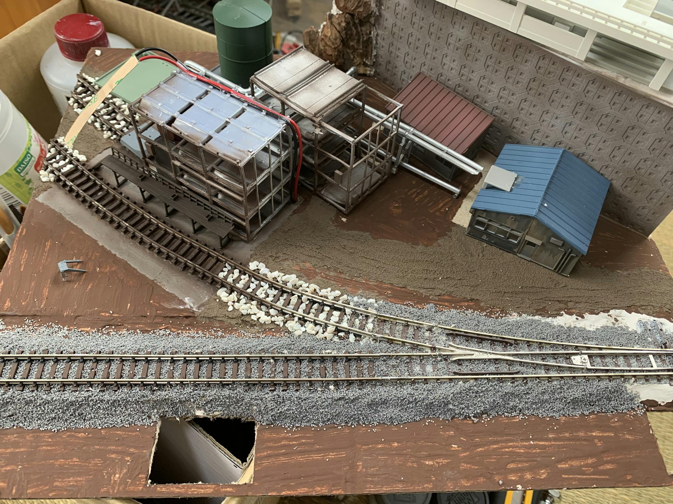 工場の背面には資材コンテナリフト、また配管を通して、それらしさを演出することにしました。 工場の背面には資材コンテナリフト、また配管を通して、それらしさを演出することにしました。