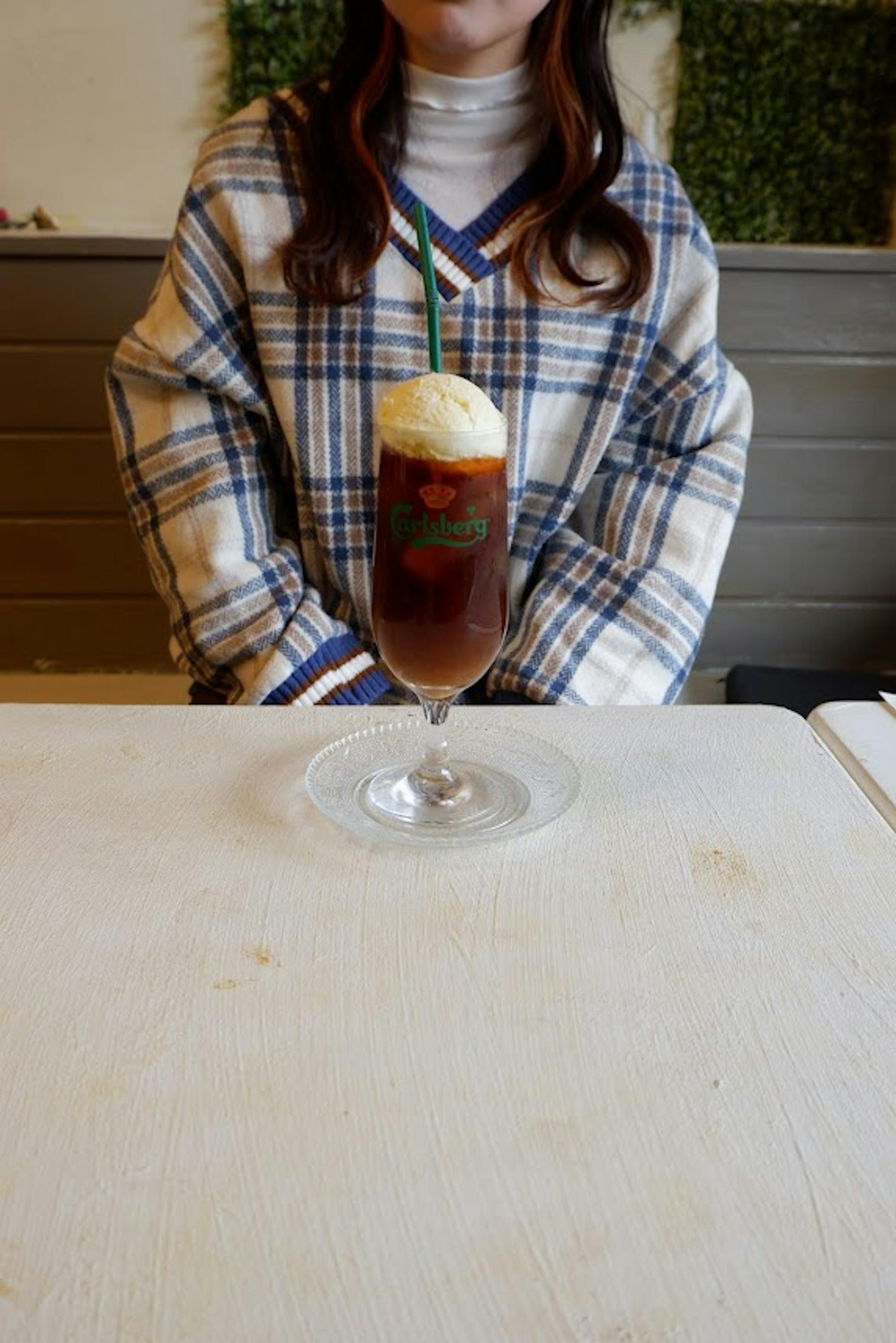 メンバーにレトロな服を着てもらい、モデルとして写真撮影 メンバーにレトロな服を着てもらい、モデルとして写真撮影