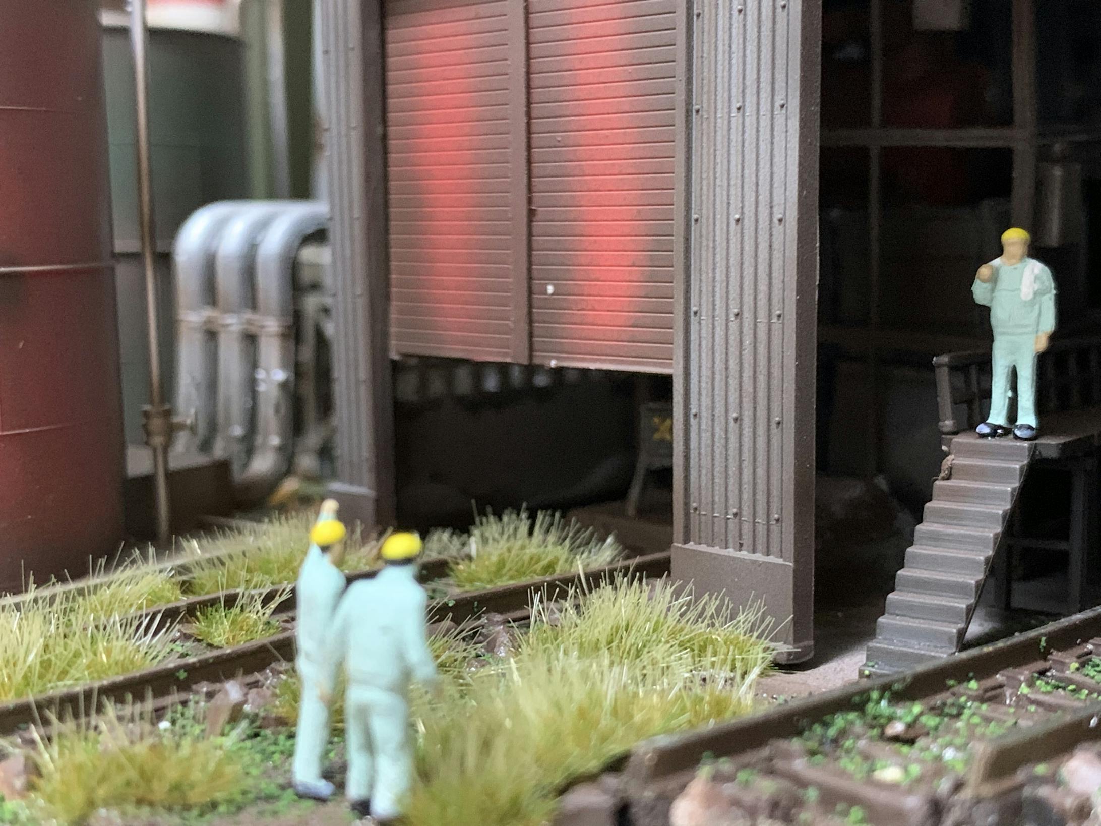 2人の作業員が何かを伝えています。なにを伝えているかは分かりませんが、それぞれの作業員のストーリーが感じられるよう配置していきました。 2人の作業員が何かを伝えています。なにを伝えているかは分かりませんが、それぞれの作業員のストーリーが感じられるよう配置していきました。