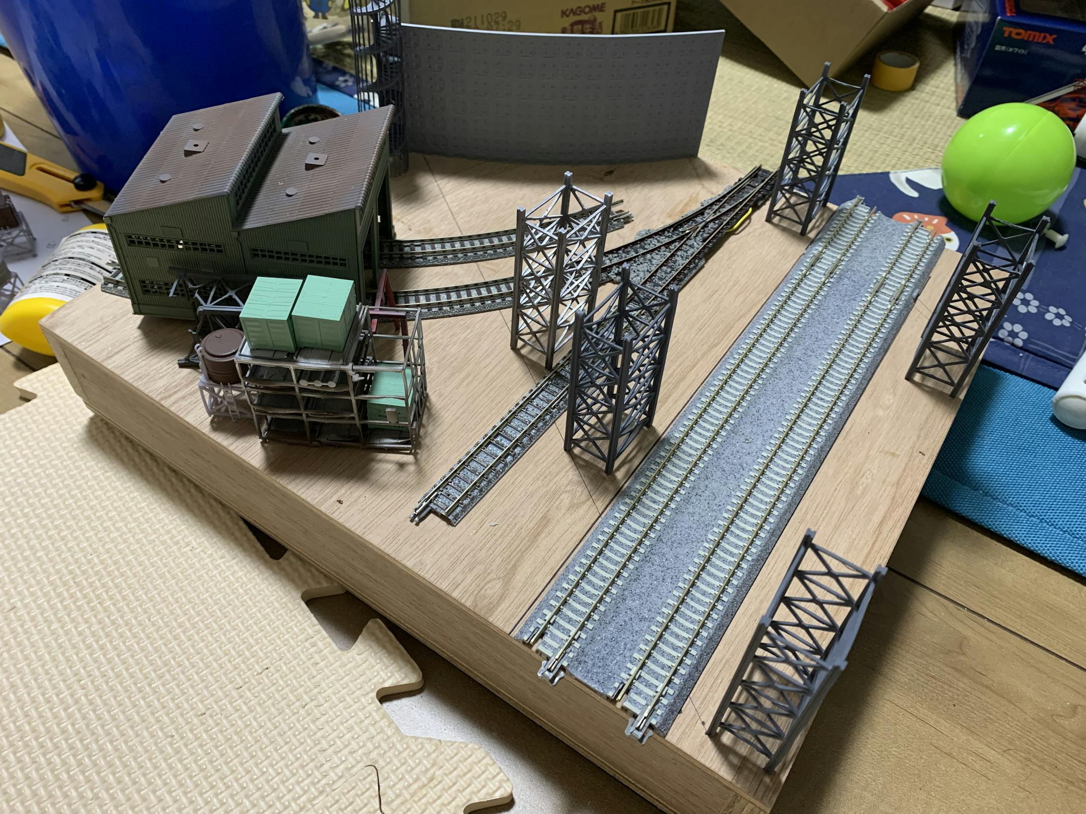次に実際にキットや出力品を配置をしてみました。ここでは、大体のイメージで配置しています。(結局完成までに何度も、何度も変更しました)自分のイメージをt-trakの規格の大きさに落とし込みました。今回は、初めてでよくわからなかったので、既製品のt-trakボードをKATOで購入しました。また、3つのモジュールのうちで1番安価な(それでも4200円)シングルモジュールにしました。