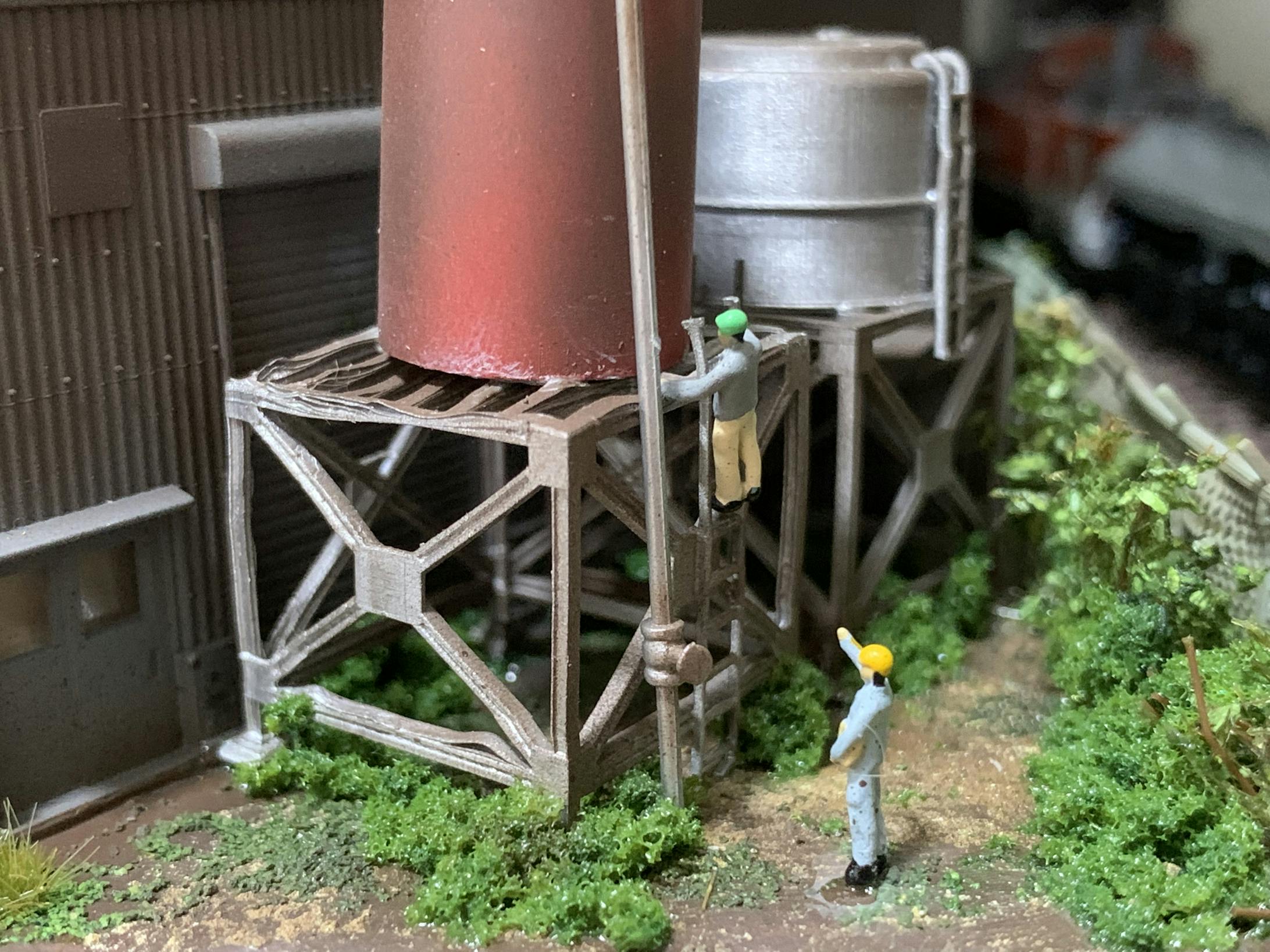 一階工場です。タンク設備の周りにもジオコレ作業員を配置して作業風景を表示。 一階工場です。タンク設備の周りにもジオコレ作業員を配置して作業風景を表示。