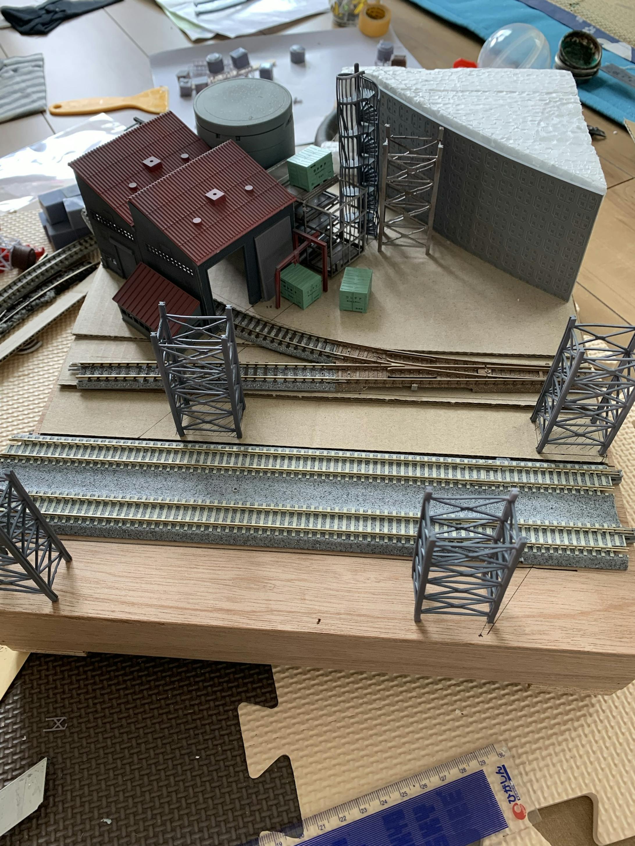 イメージでは、こんな感じになります。ベースの下書き、特に今回は高架上とつなげるトラスの位置がズレると、下の工場が入らなかったり、余分なスペースができたりと、ほかも全てズレてくるので、何度も定規で測り直しながら作業を進めました。 イメージでは、こんな感じになります。ベースの下書き、特に今回は高架上とつなげるトラスの位置がズレると、下の工場が入らなかったり、余分なスペースができたりと、ほかも全てズレてくるので、何度も定規で測り直しながら作業を進めました。