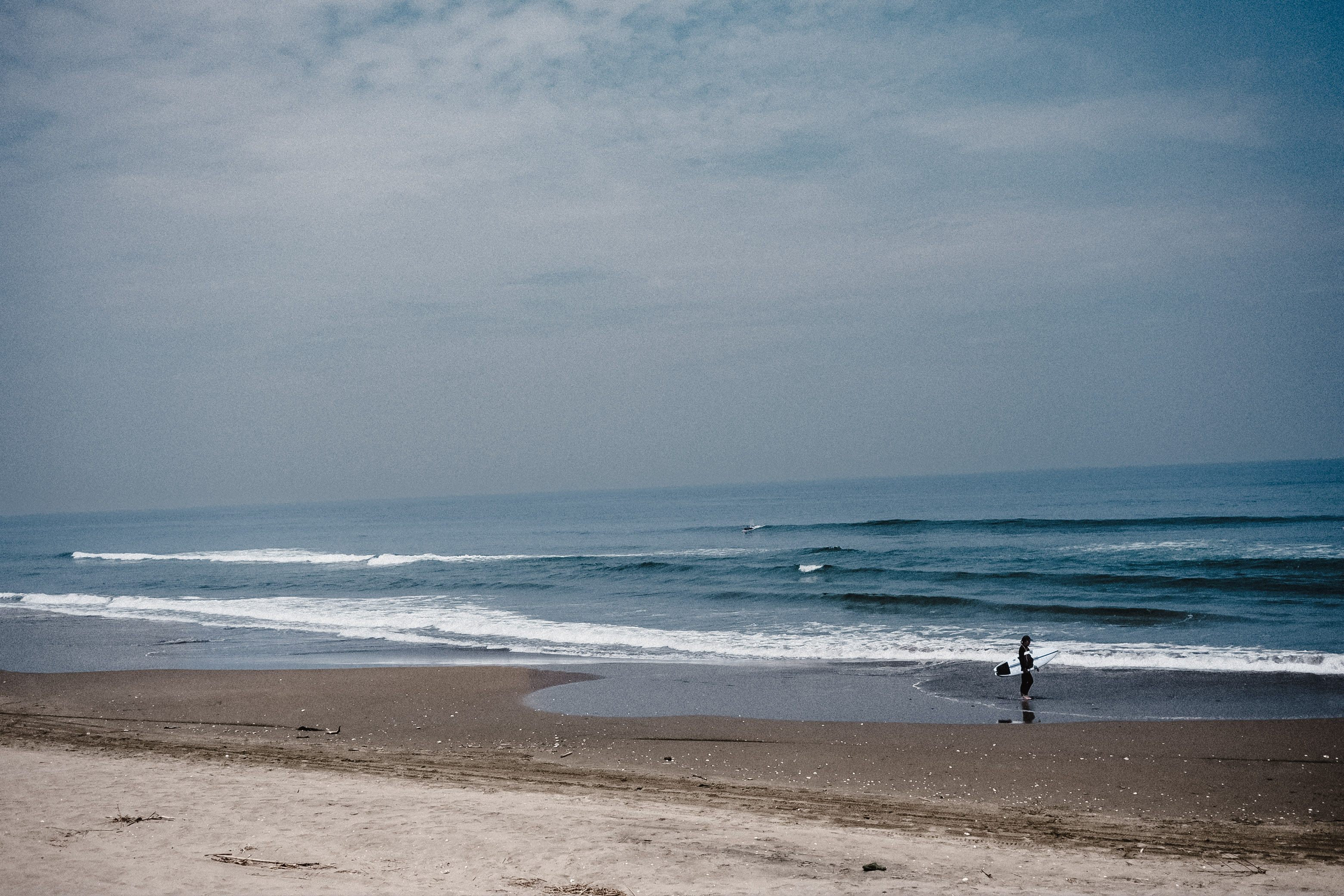【Photography】静寂な海と一人のサーファー-1
