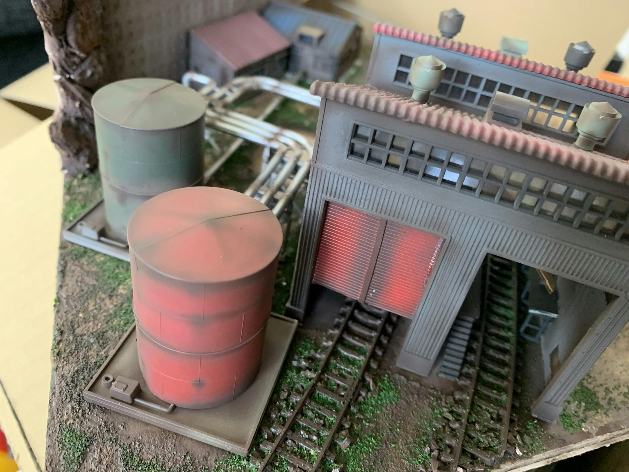 タンク類は、錆び表現をエアブラシでおこないました。タンクの上蓋は、円の中心から外側に向かって放射状に噴いてみたら、イメージ通りの表現ができました。タンク側面は、モールドに沿って噴くことを意識しました。 タンク類は、錆び表現をエアブラシでおこないました。タンクの上蓋は、円の中心から外側に向かって放射状に噴いてみたら、イメージ通りの表現ができました。タンク側面は、モールドに沿って噴くことを意識しました。