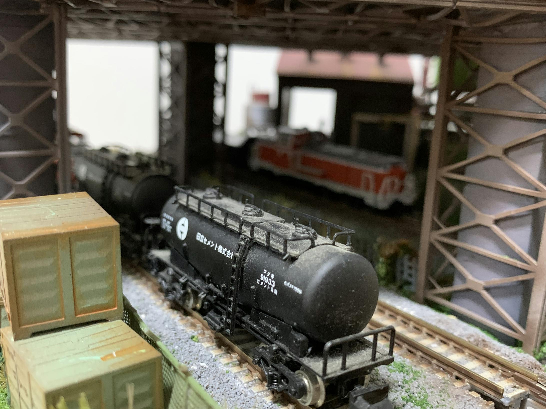 手前には手元にあったタンク車を置いてみました。なかなかの雰囲気です。 手前には手元にあったタンク車を置いてみました。なかなかの雰囲気です。