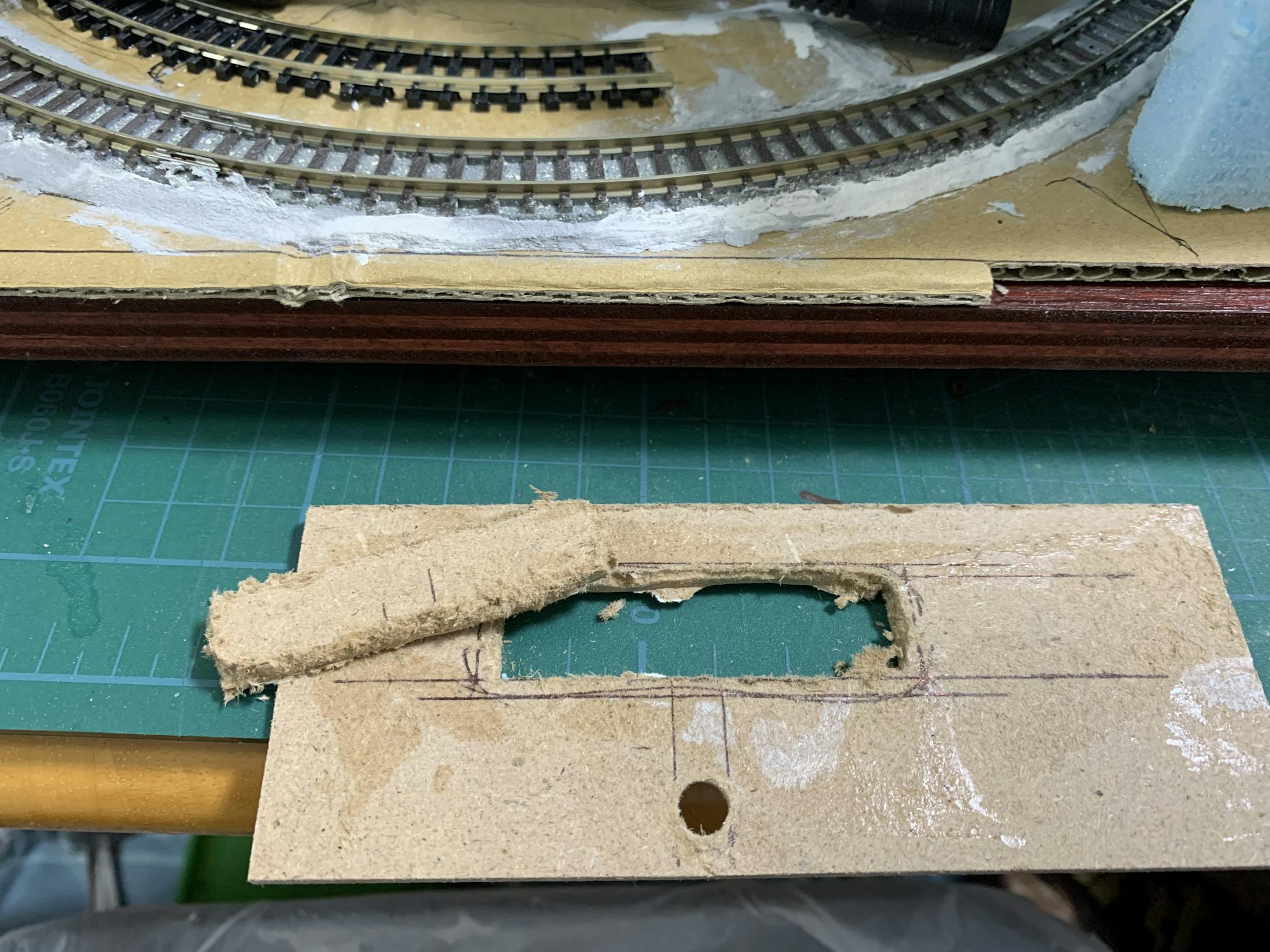 そのままモジュールがむき出しでは雰囲気が出ないので隠します。モジュールがはまるように形を整えていきます。 そのままモジュールがむき出しでは雰囲気が出ないので隠します。モジュールがはまるように形を整えていきます。