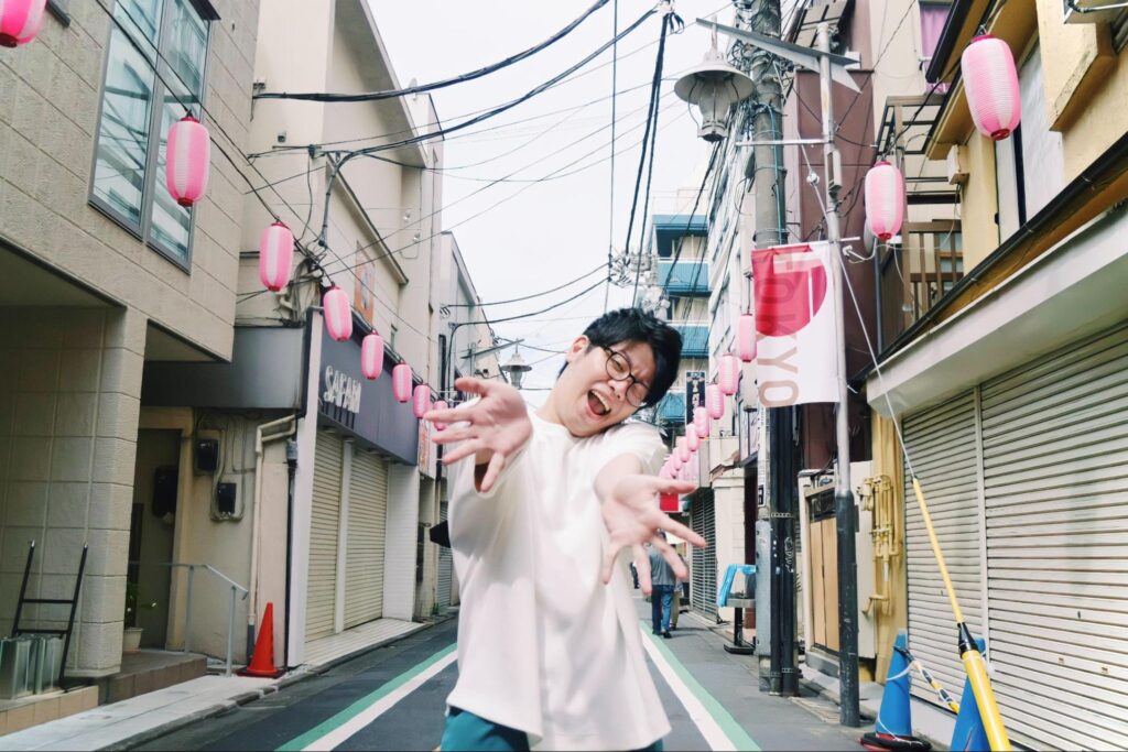 『笑わせ学』主宰・しばぴーさんに聞く、自分も相手も楽しく救うお笑い術とは