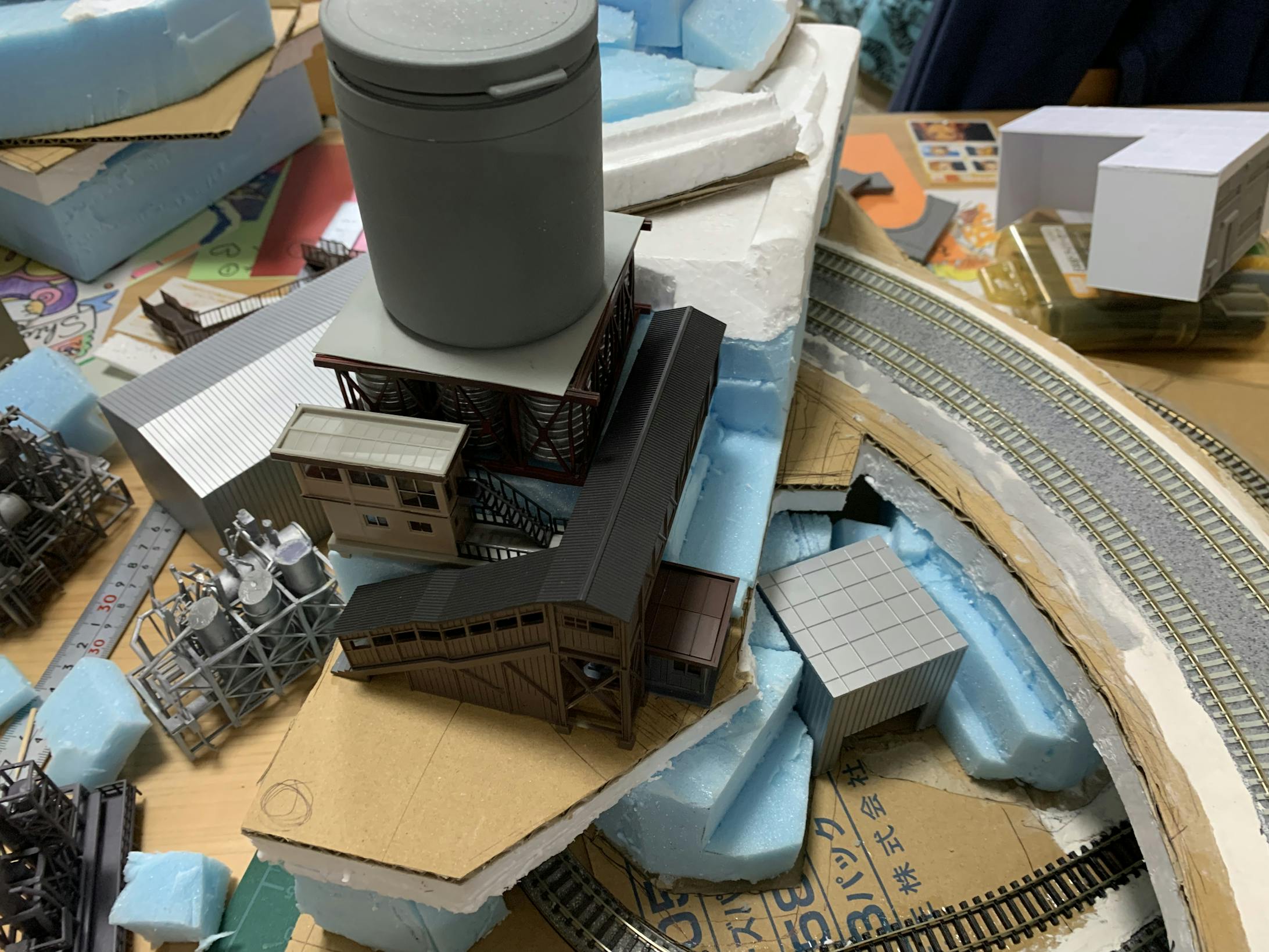 次に、奥多摩氷川工場のような要塞感が出るように、手元にあるストラクチャーを適当に配置していきます。 次に、奥多摩氷川工場のような要塞感が出るように、手元にあるストラクチャーを適当に配置していきます。