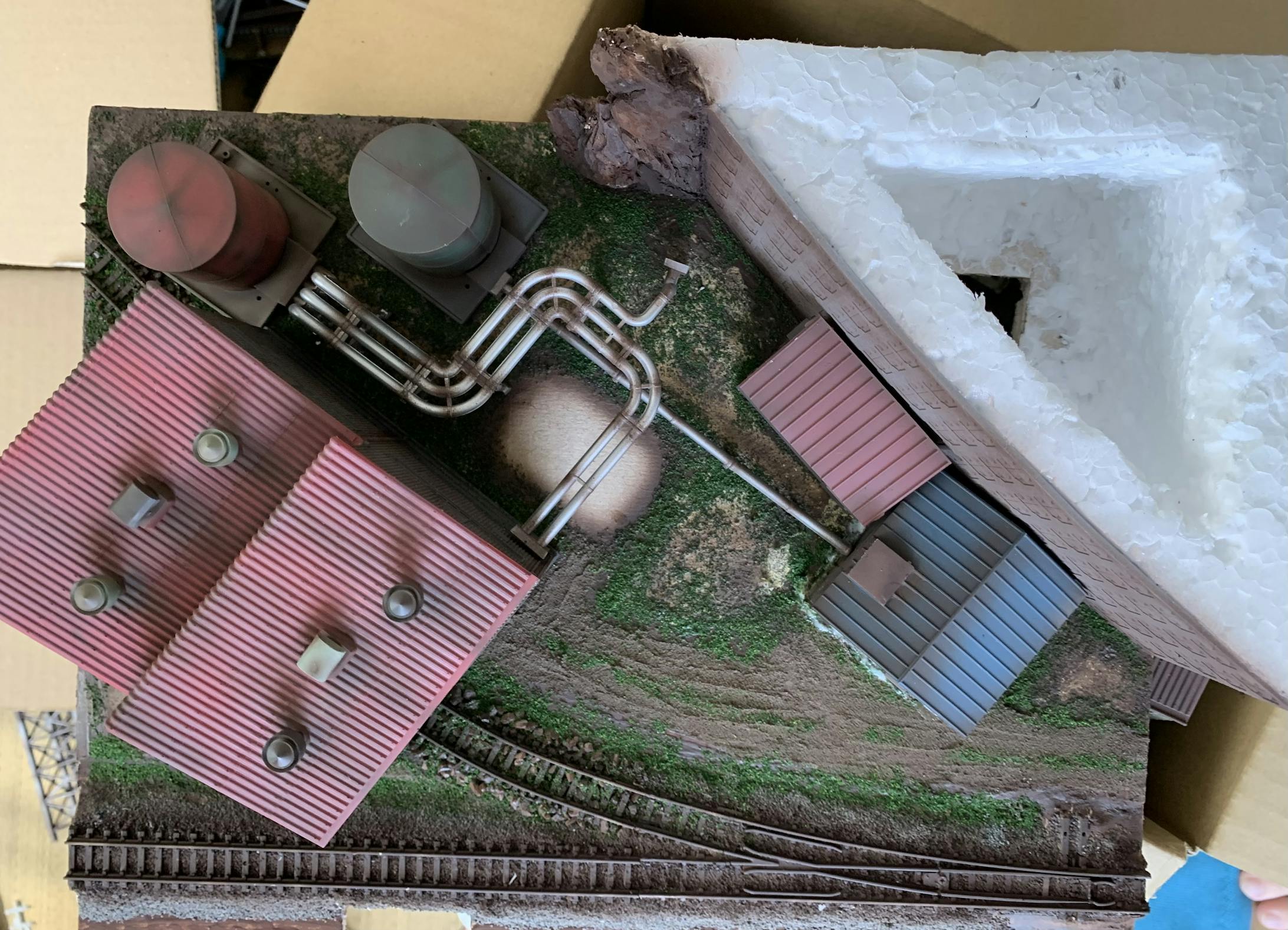 フォーリッジで草を生やしたらだんだん雰囲気が出てきました。スチロールの三角のエリアは、LED用の配線を通す穴として開けました。配線処理はこの三角の中で行います。 フォーリッジで草を生やしたらだんだん雰囲気が出てきました。スチロールの三角のエリアは、LED用の配線を通す穴として開けました。配線処理はこの三角の中で行います。