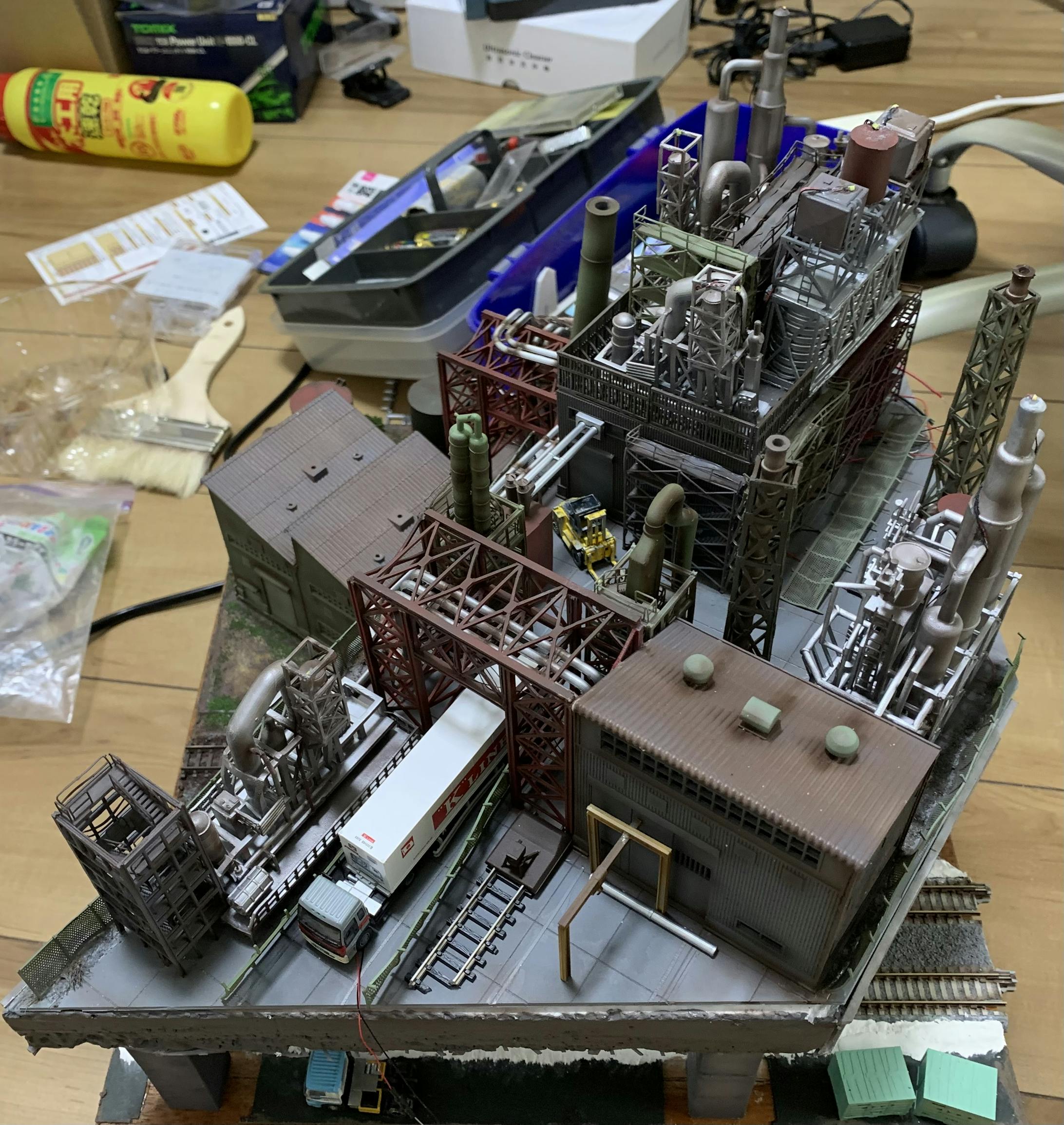 それぞれの工場設備にLEDを接着しました。設備を細かく設置しつ、LEDの設置する場所を全体のバランスを見ながら考え、瞬間接着剤で固定しました。また、工場専用線を二階にも追加してみました。 それぞれの工場設備にLEDを接着しました。設備を細かく設置しつ、LEDの設置する場所を全体のバランスを見ながら考え、瞬間接着剤で固定しました。また、工場専用線を二階にも追加してみました。