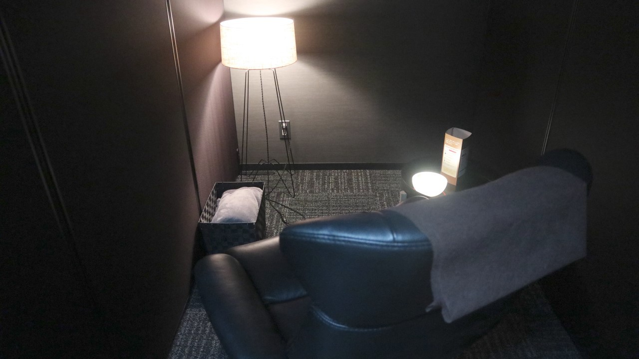 【取材】昼寝前のコーヒーが快適な目覚めにつながるとは！　「ネスカフェ 睡眠カフェ ㏌ 原宿」に潜入 | 集英社オンライン | 毎日が、あたらしい