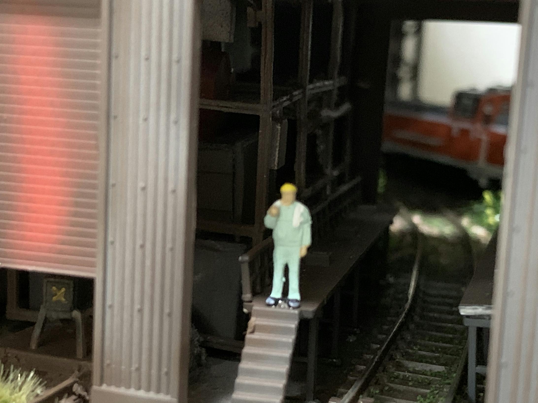 一階工場建屋内にも作業員を配置。 一階工場建屋内にも作業員を配置。