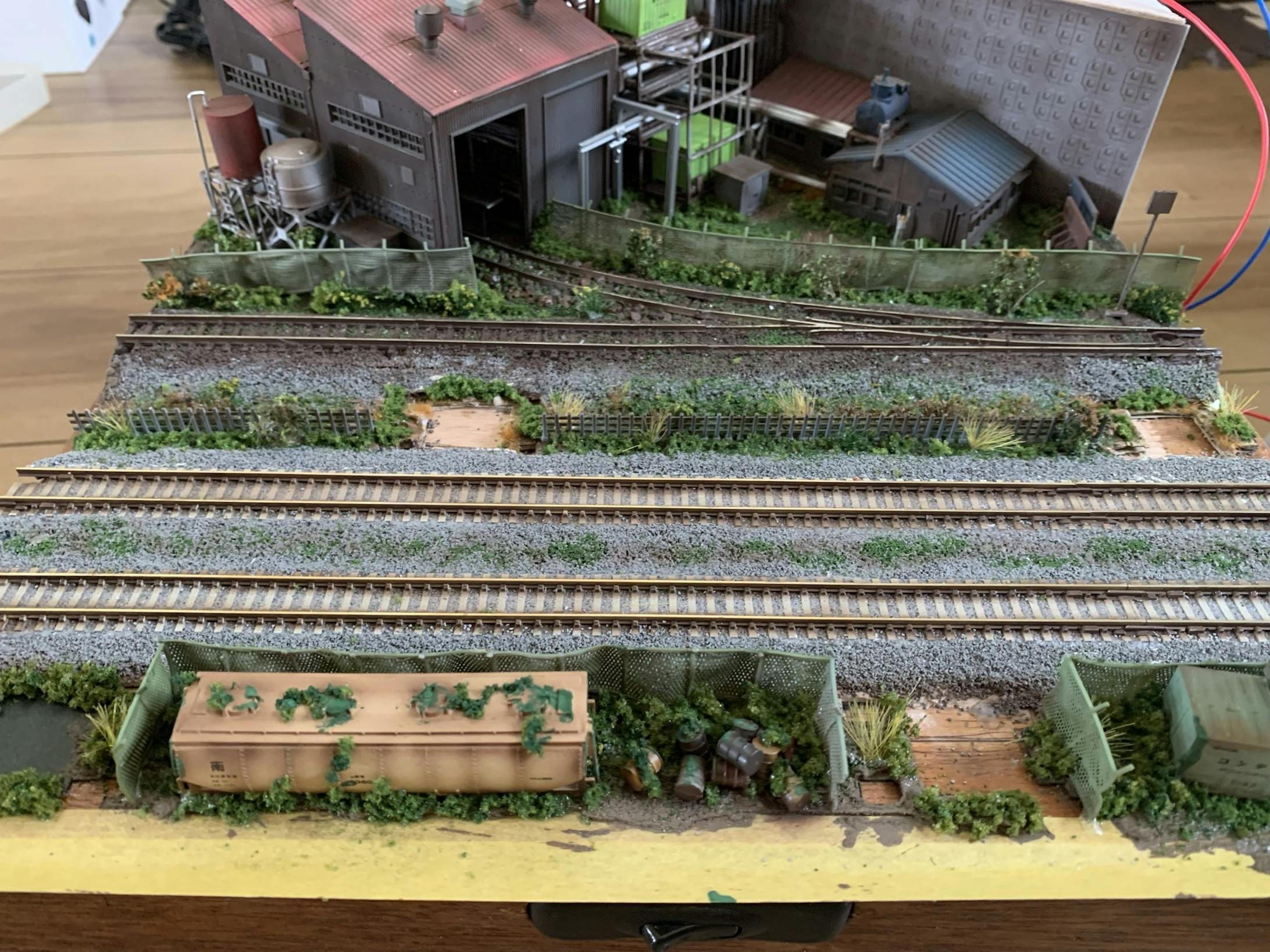 また、ちょっとずつ一階工場周りの小物及び複線正面のスペースの作業も進めていました。 また、ちょっとずつ一階工場周りの小物及び複線正面のスペースの作業も進めていました。