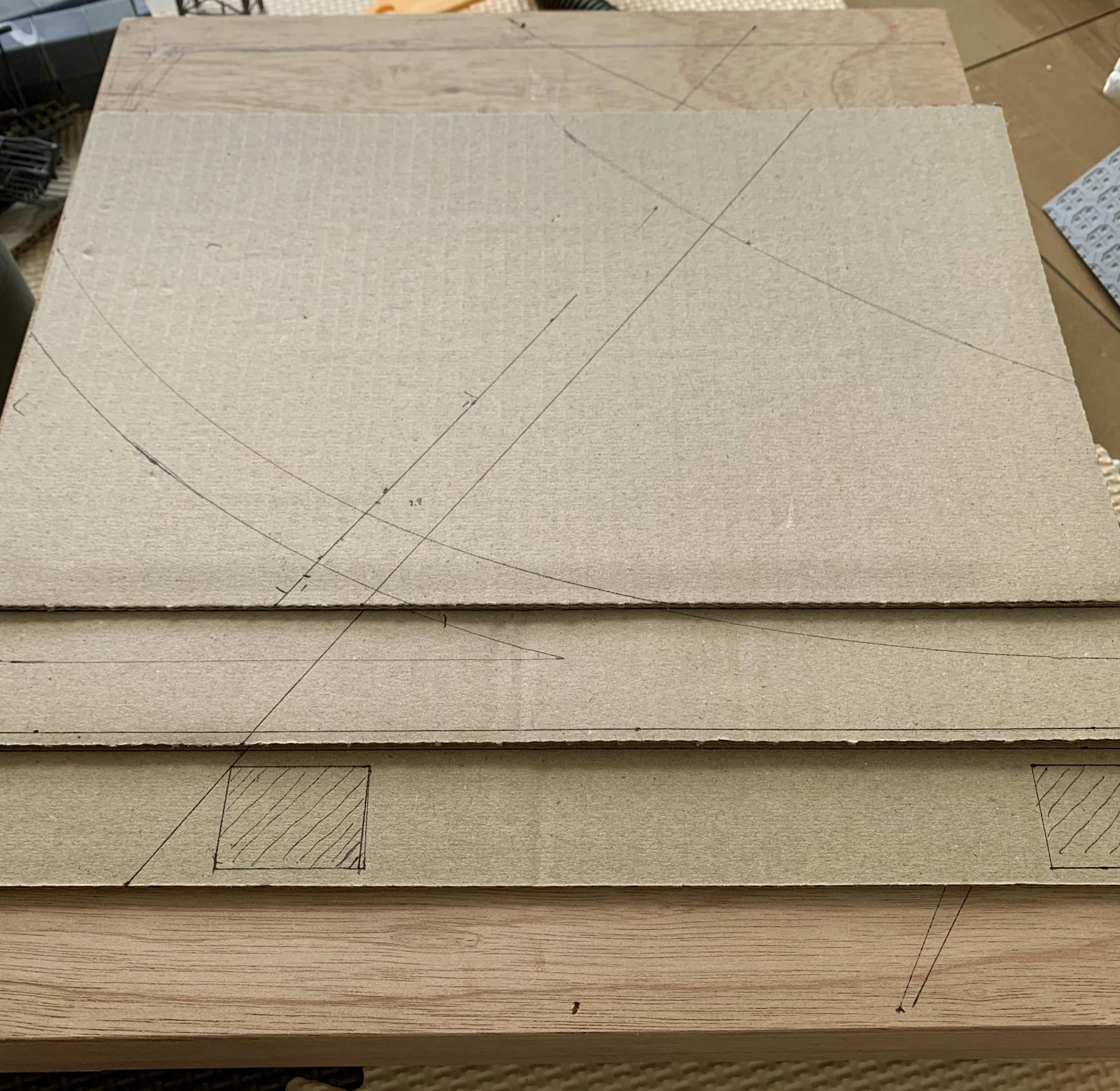 ついでに、高さを出す為にダンボールをカットし、重ねてみました。なんとなくベースに凹凸ができていい感じです。(基本的にダンボールだと、上から押すと潰れてしまうため使用しないし、この場合はスタイロフォームを使うんでしょうが、予算の兼ね合いでダンボールにしました。) ついでに、高さを出す為にダンボールをカットし、重ねてみました。なんとなくベースに凹凸ができていい感じです。(基本的にダンボールだと、上から押すと潰れてしまうため使用しないし、この場合はスタイロフォームを使うんでしょうが、予算の兼ね合いでダンボールにしました。)