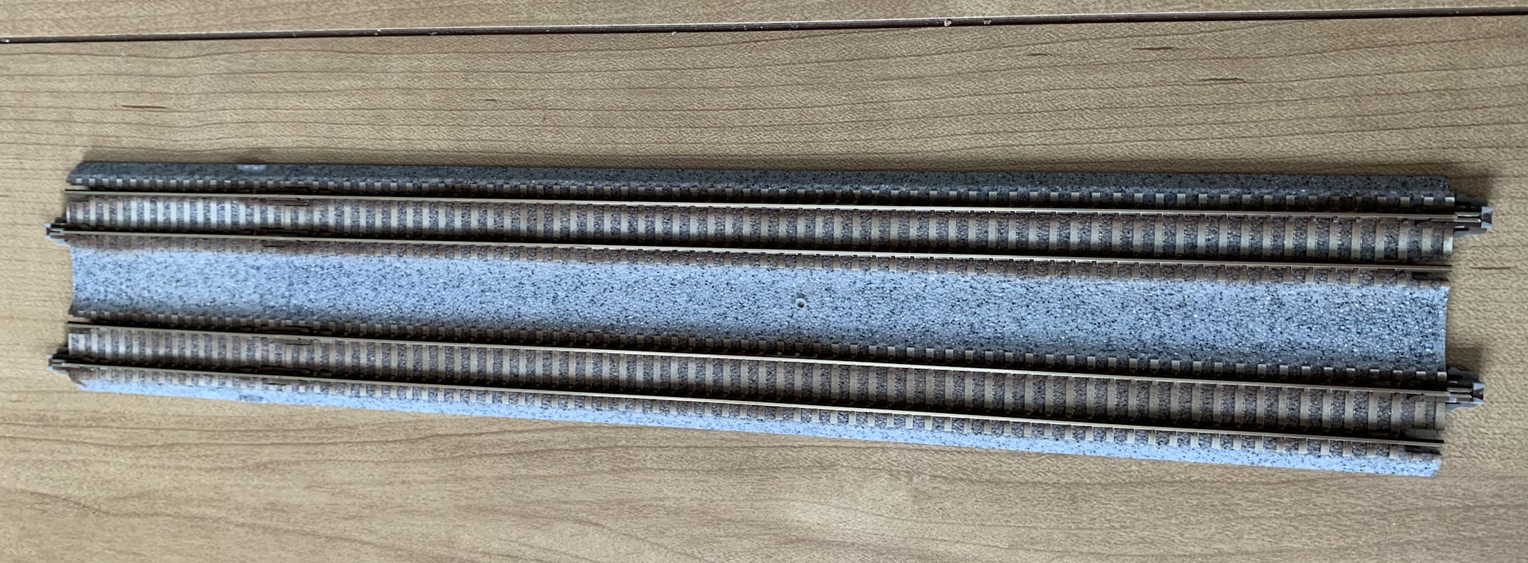 規格のレールは事前にサビ塗装を行います。(接触が悪くなるためおすすめされませんが、塗装しないと作品の一体感が出ないため塗装してあります。) 規格のレールは事前にサビ塗装を行います。(接触が悪くなるためおすすめされませんが、塗装しないと作品の一体感が出ないため塗装してあります。)