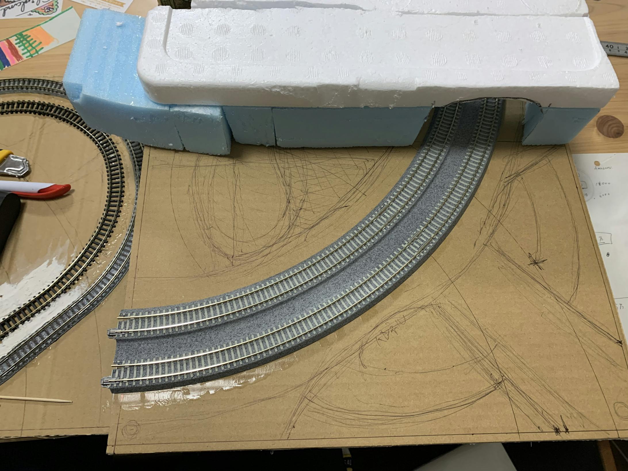 同時に規定複線レール部分を作成します。トンネルを今回は何ヵ所も作る予定ですが、トンネルを作るメリットが①奥行きがでる②トンネルの上にスペースが生まれる。トンネルの長さによっては、逆にレールのメンテナンスがやり難いデメリットもあります。特にt-trakでは限られたボード上でスペースを有効に活用しなければならないため、トンネルでスペースを稼ぐことにしました。 同時に規定複線レール部分を作成します。トンネルを今回は何ヵ所も作る予定ですが、トンネルを作るメリットが①奥行きがでる②トンネルの上にスペースが生まれる。トンネルの長さによっては、逆にレールのメンテナンスがやり難いデメリットもあります。特にt-trakでは限られたボード上でスペースを有効に活用しなければならないため、トンネルでスペースを稼ぐことにしました。