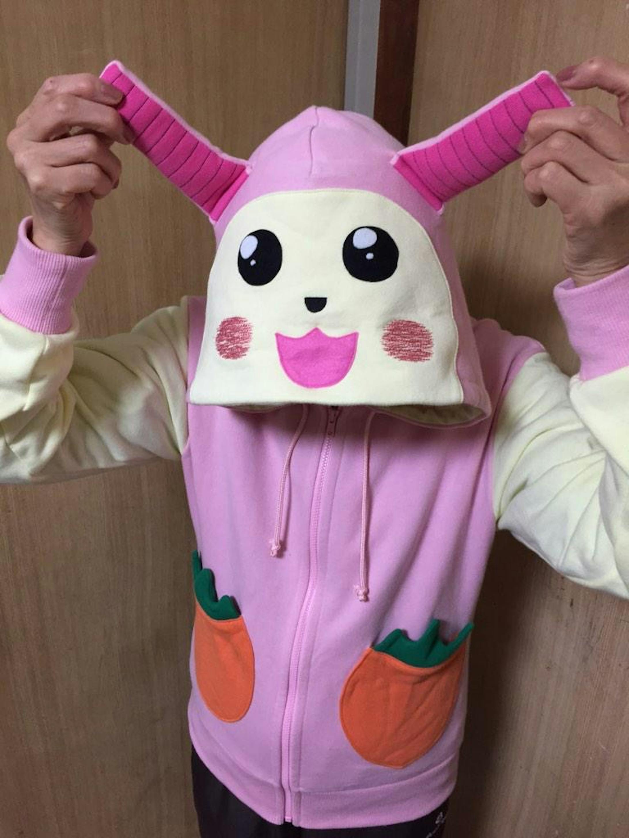 ほっぺは刺繍で再現、耳は綿を詰めキャラクターのリアル感を再現、予算の関係で目は黒のフェルト生地だけだったのを白フェルトで瞳を作り当方で加工しました。