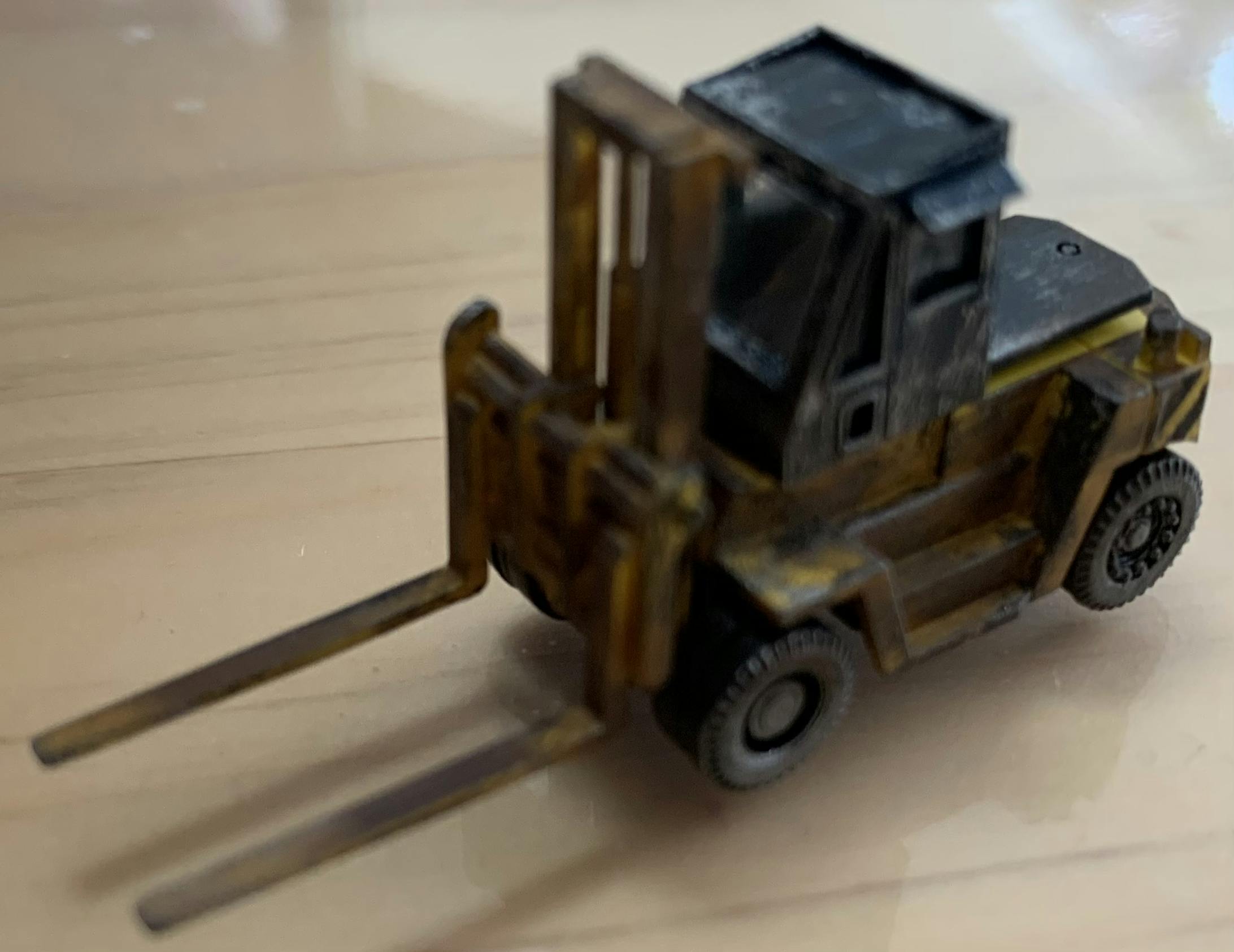 瞬間接着剤で固定して、窓が白く曇ってしまい全然目立たなくなってしまいました。加工の必要があったのかはわかりません。 瞬間接着剤で固定して、窓が白く曇ってしまい全然目立たなくなってしまいました。加工の必要があったのかはわかりません。